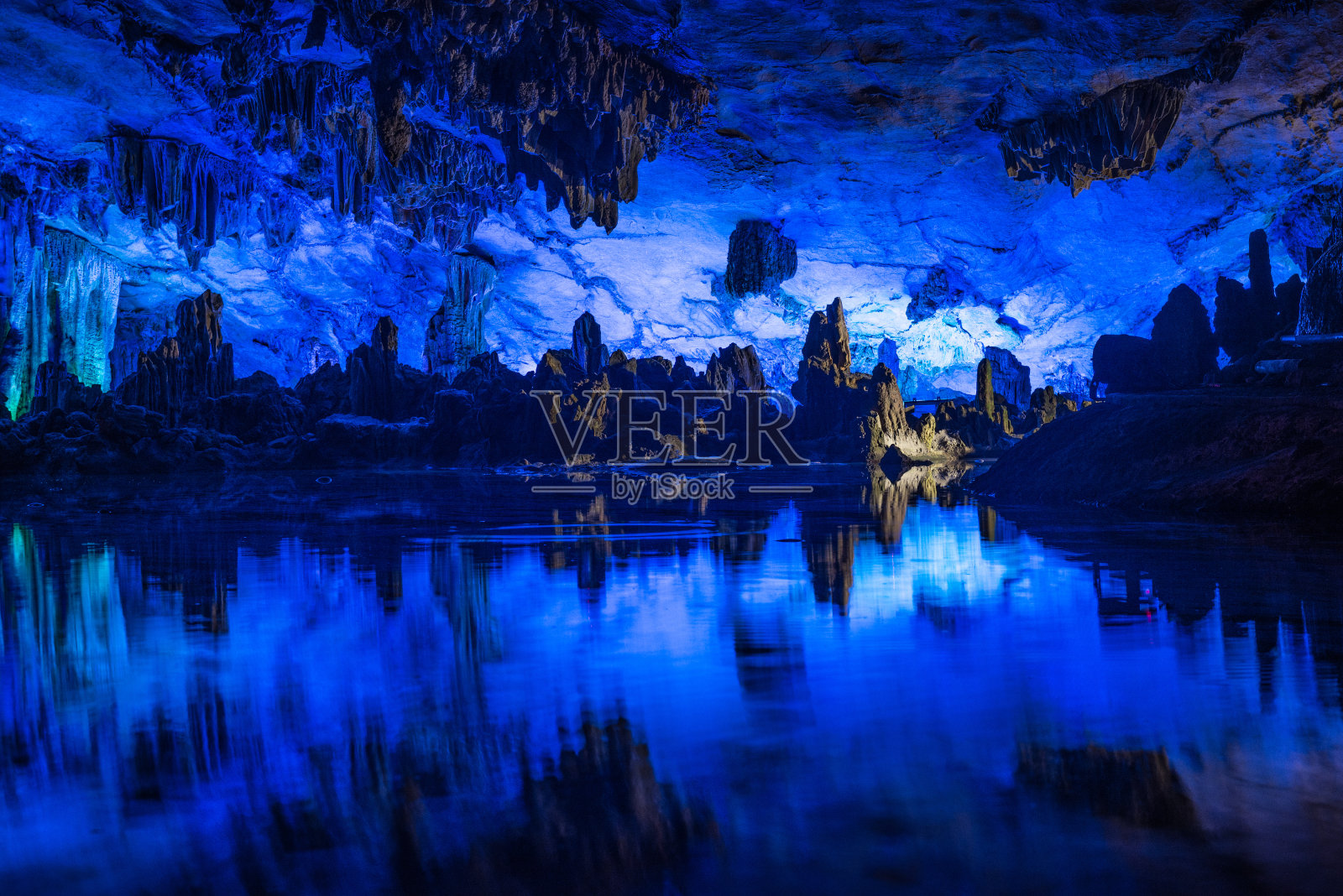 地下洞穴的彩色照明照片摄影图片
