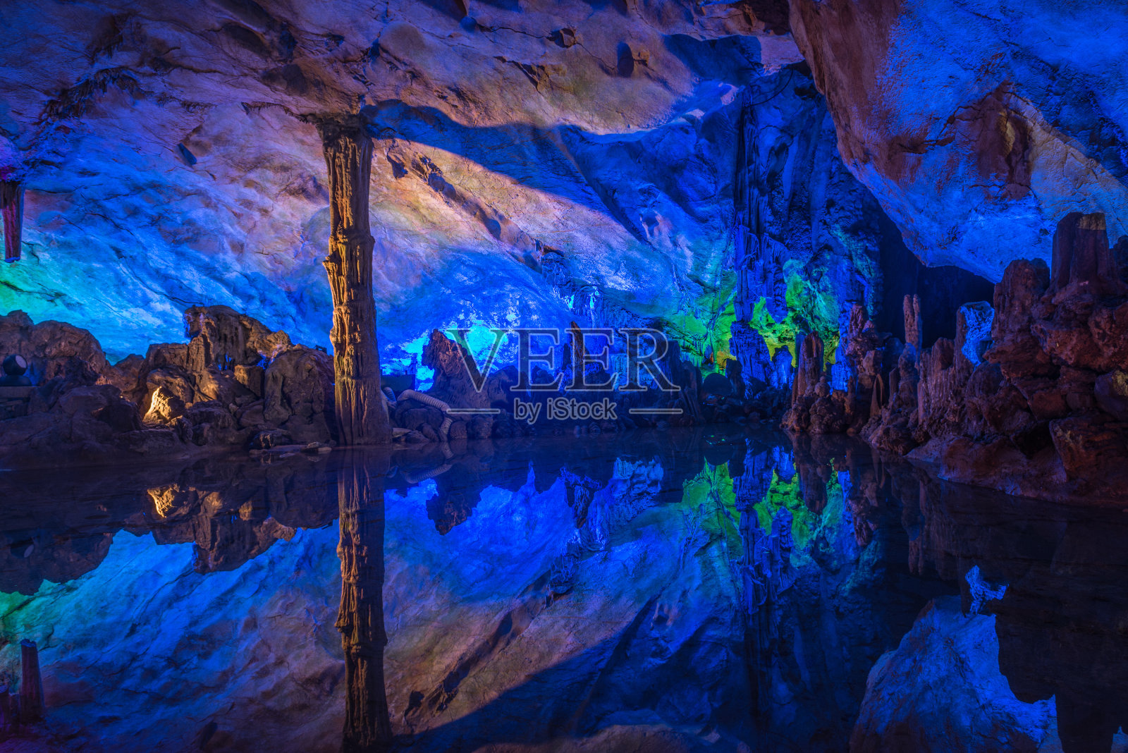 地下洞穴的彩色照明照片摄影图片