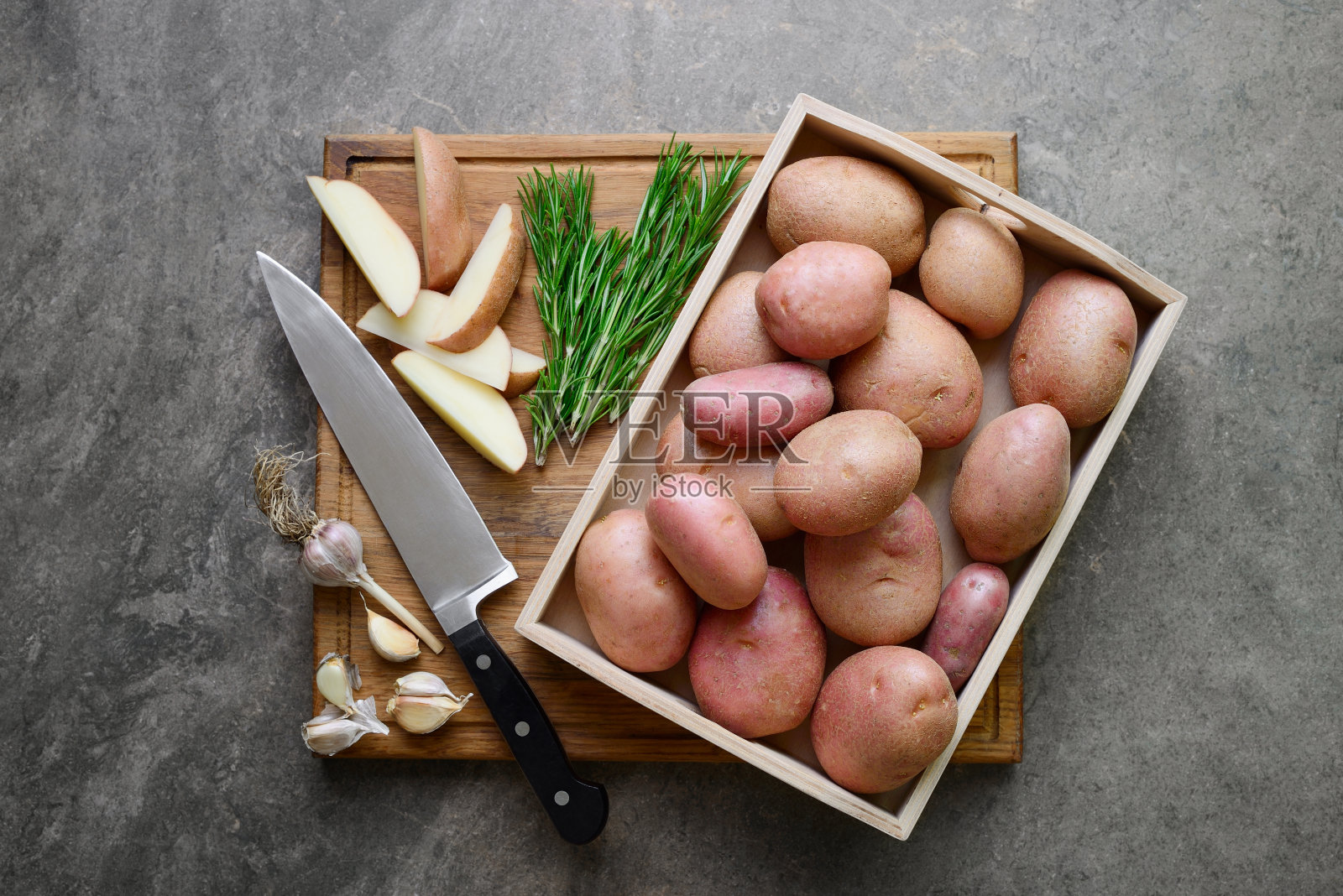 新鲜的农场土豆准备与大蒜和迷迭香烤照片摄影图片
