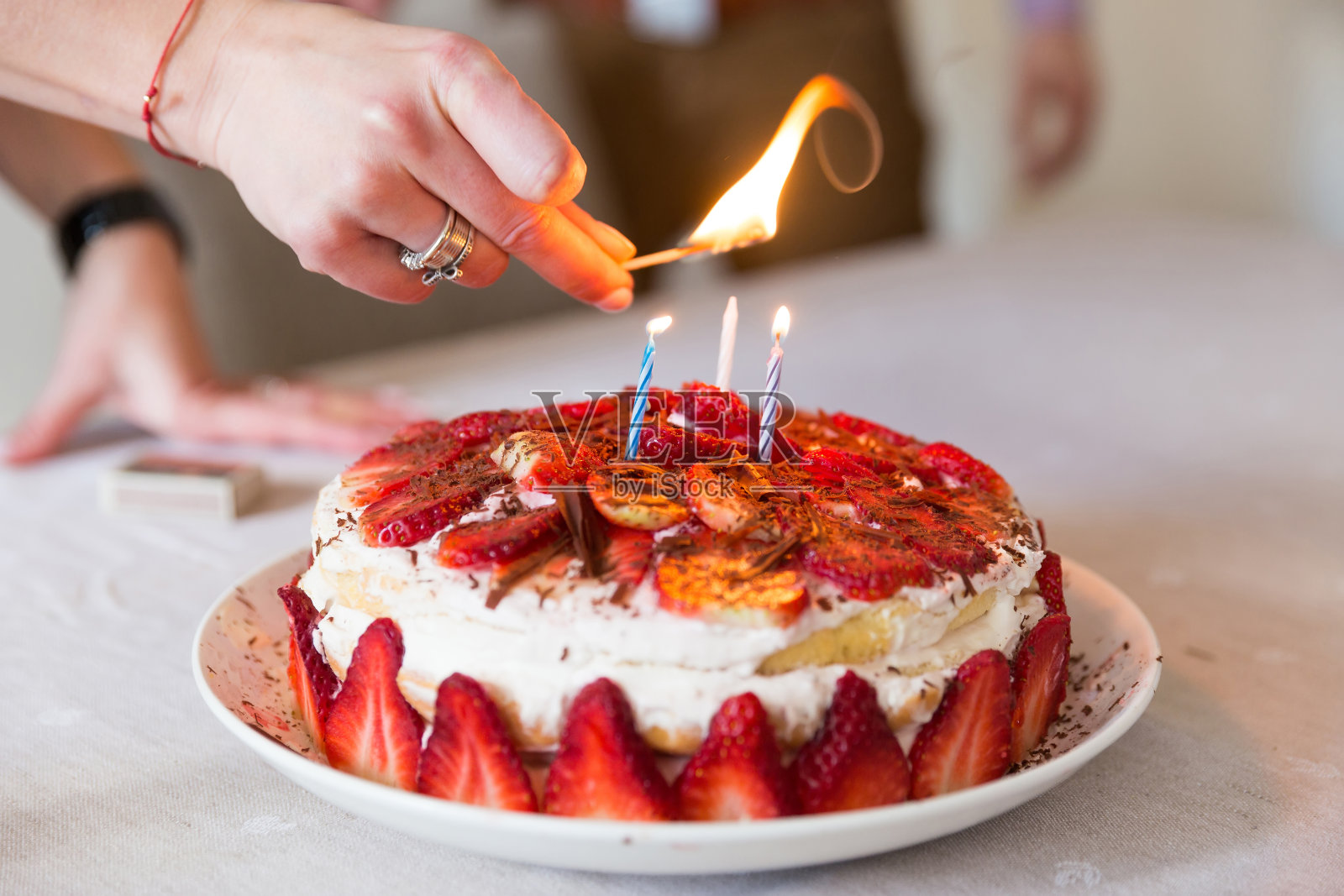 在蛋糕上点燃蜡烛照片摄影图片