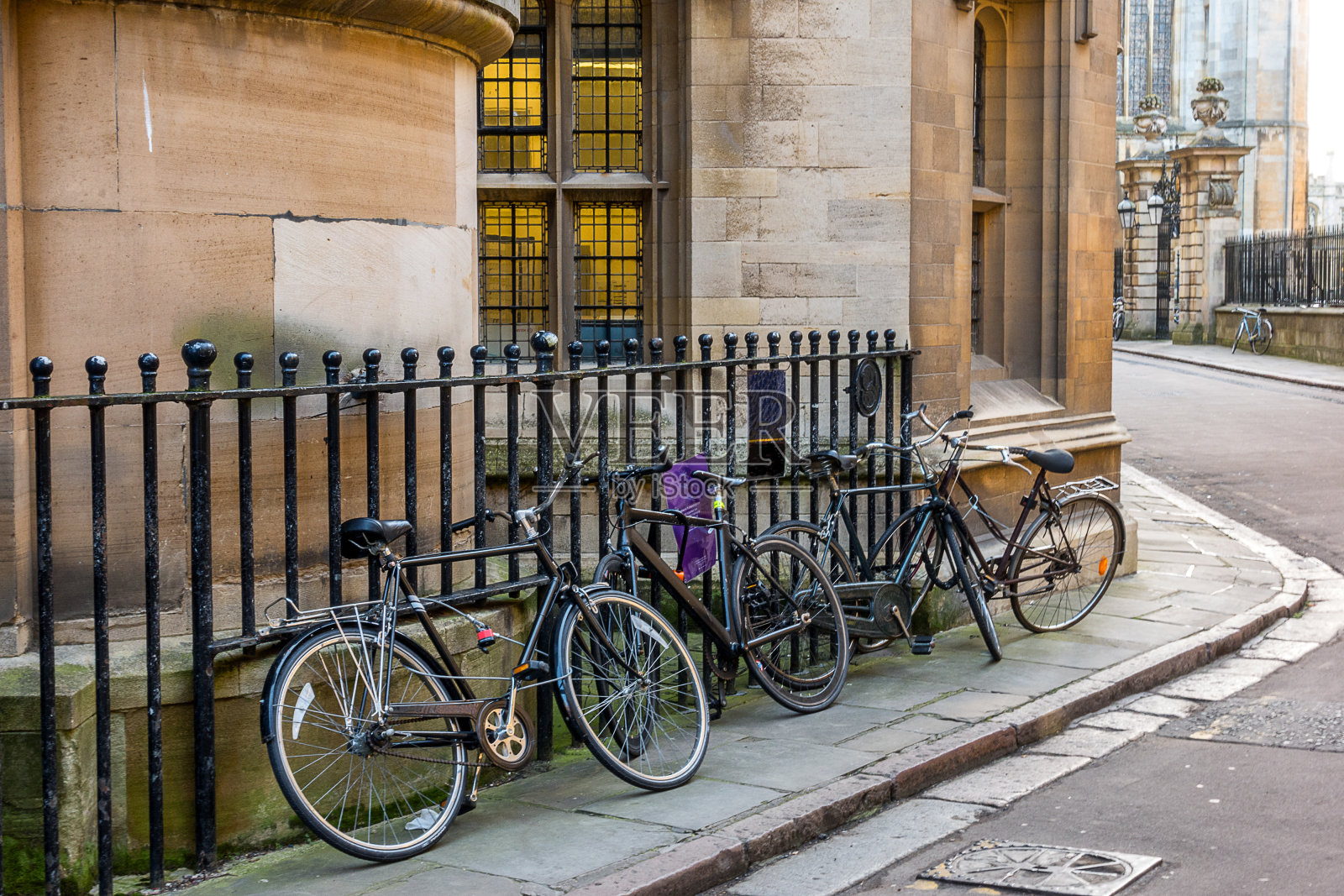 剑桥的学生在推自行车照片摄影图片