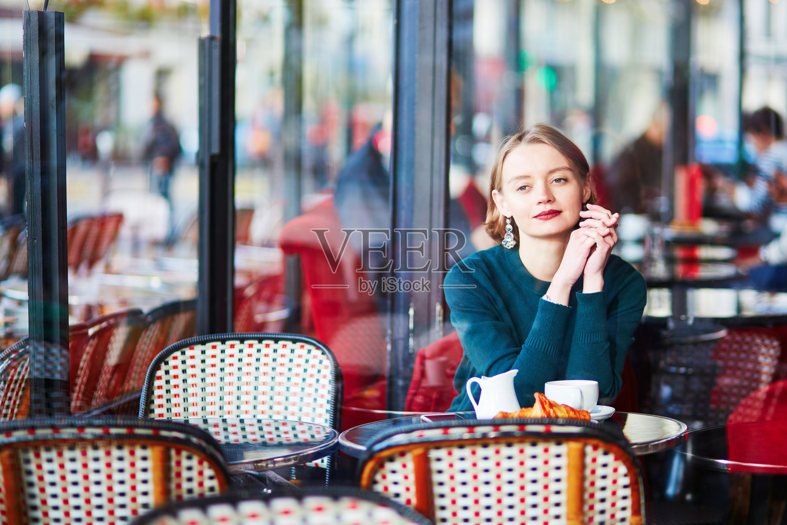 年轻优雅的女人在咖啡厅喝咖啡在巴黎，法国照片摄影图片