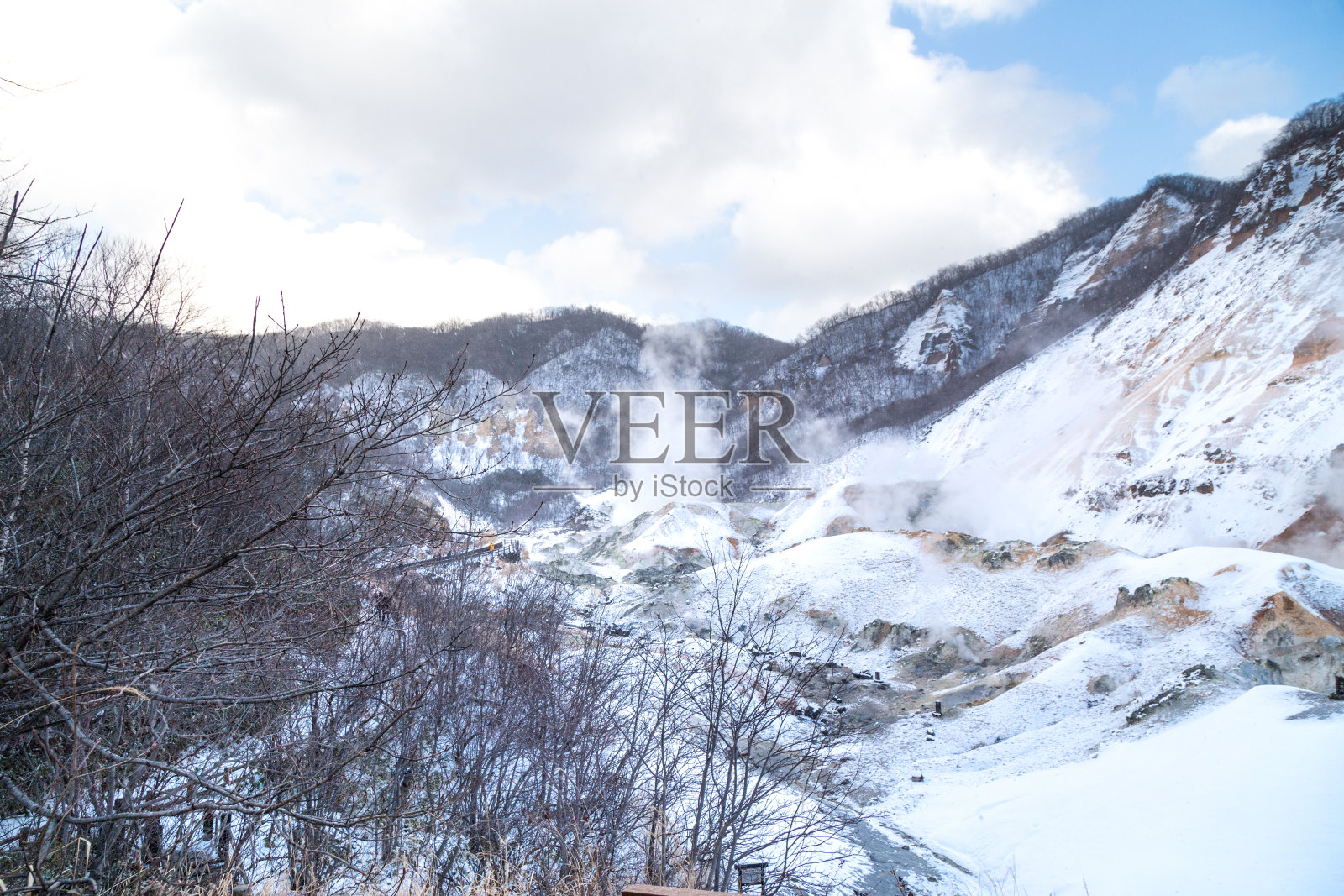 地狱谷或地狱谷，冬季的温泉景点照片摄影图片
