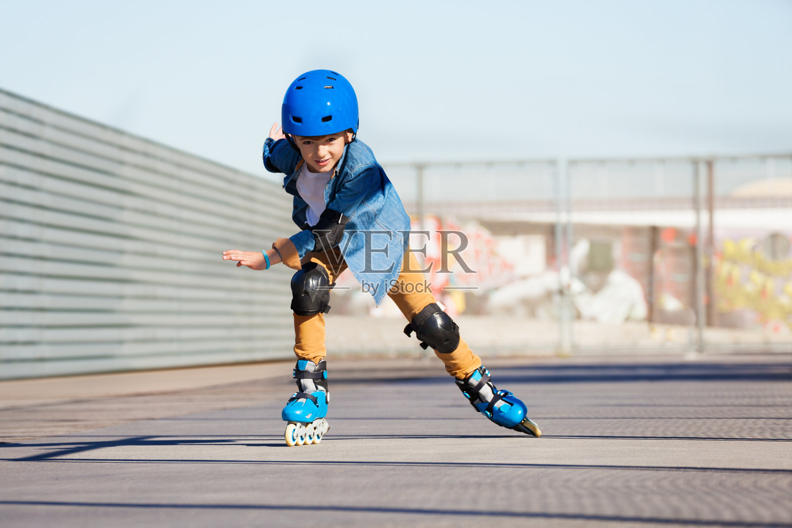 男孩在户外滑板公园骑旱冰鞋照片摄影图片