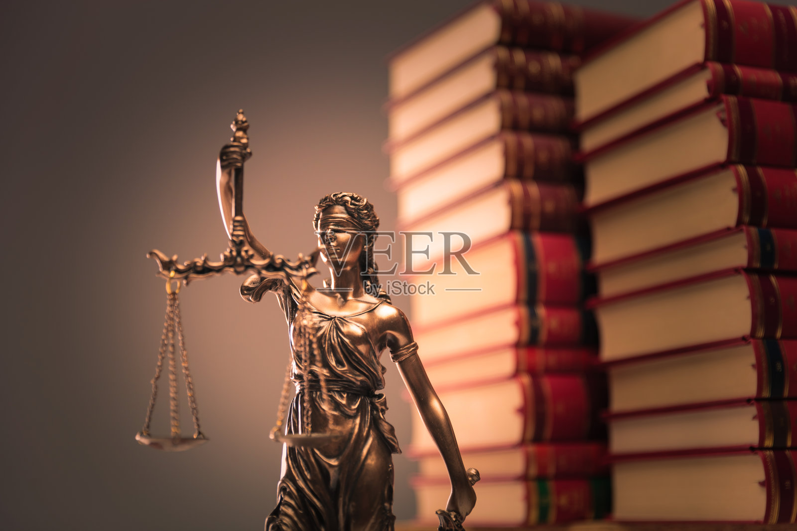 法律书籍和正义雕像照片摄影图片