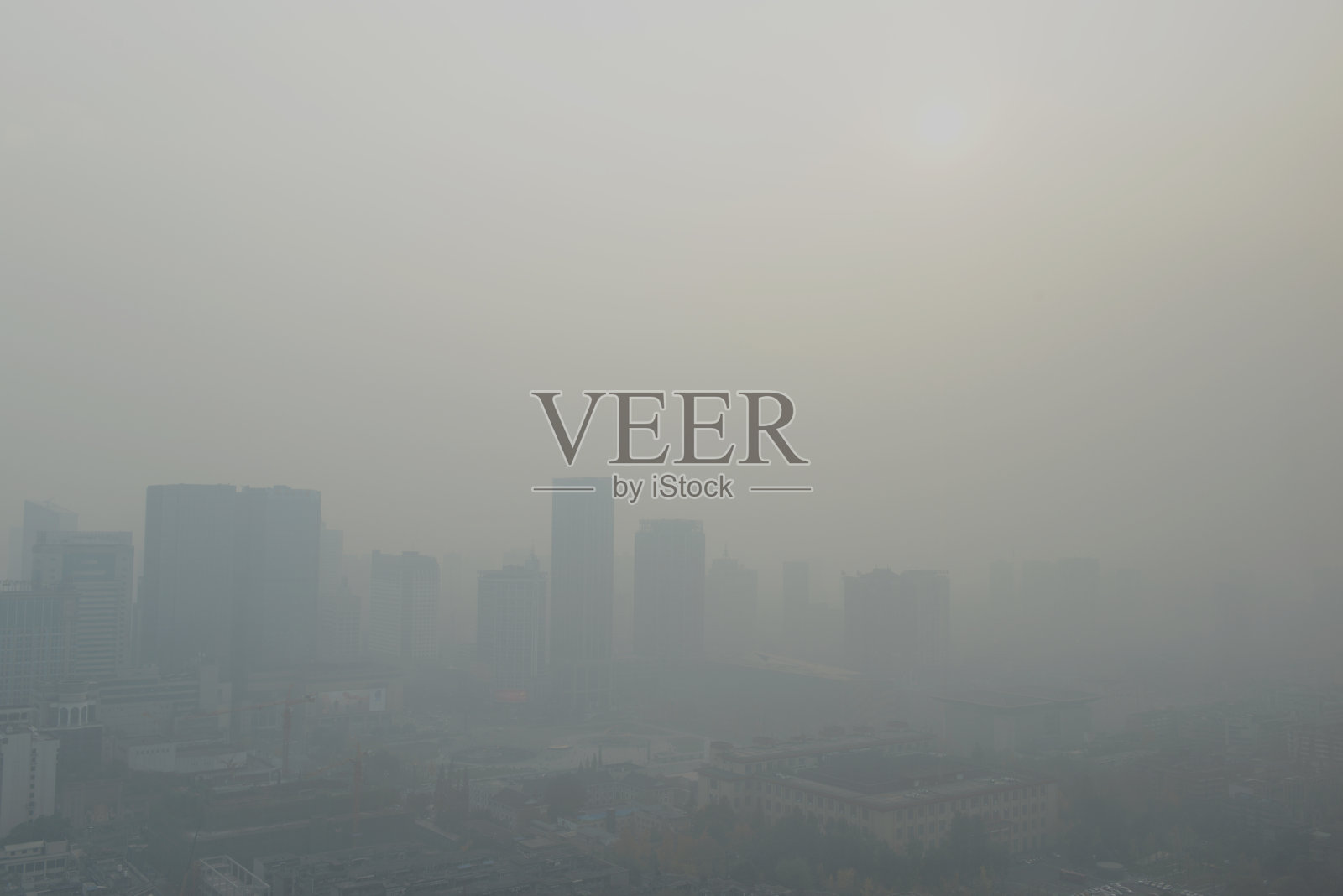 大城市有严重的空气污染和烟雾，是健康问题的一个因素，可能与全球变暖和气候变化有关，部分原因是燃烧化石燃料照片摄影图片
