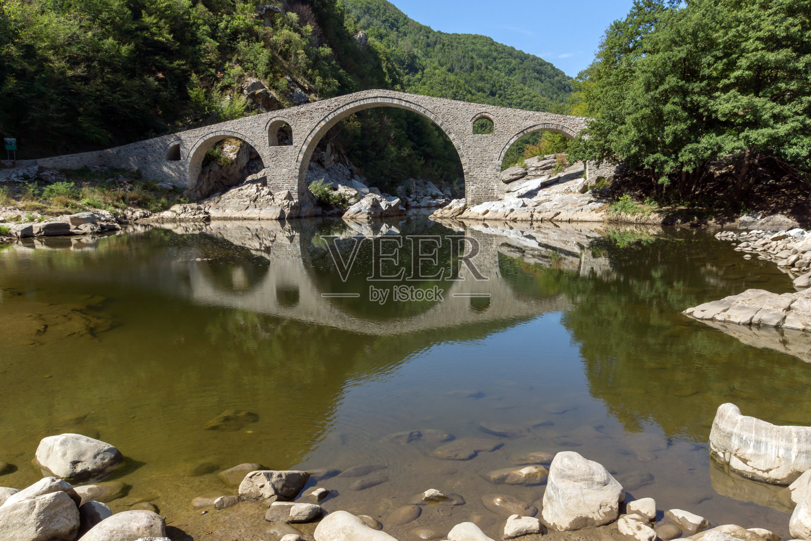 保加利亚卡尔扎里地区阿尔达河和Rhodopes山中魔鬼桥的倒影照片摄影图片