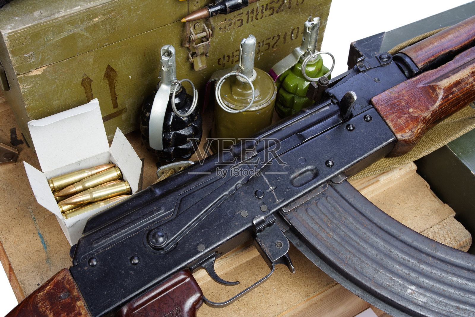军用弹药箱，装有AK47步枪和弹药照片摄影图片
