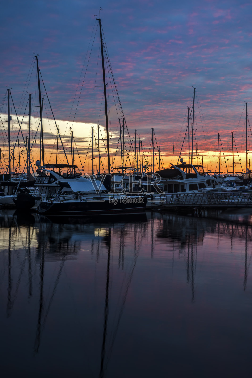 华盛顿州西雅图的帆船和火红的日落照片摄影图片