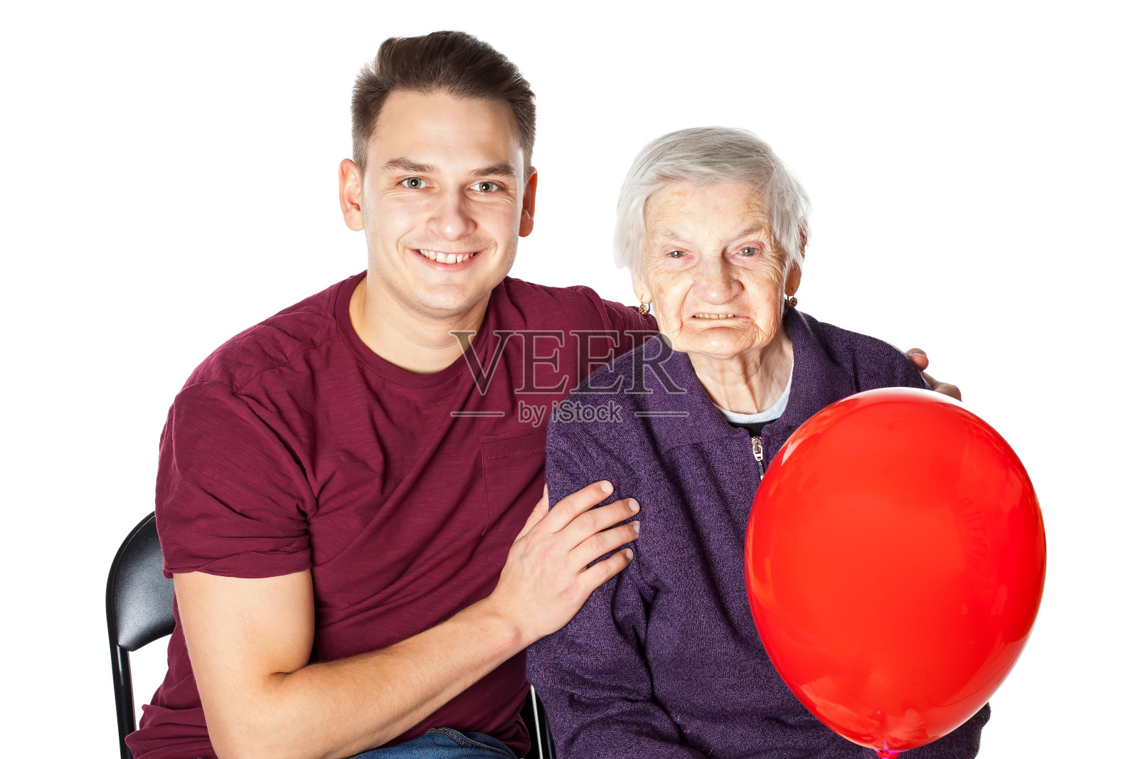 微笑的奶奶和孙子与红色气球照片摄影图片