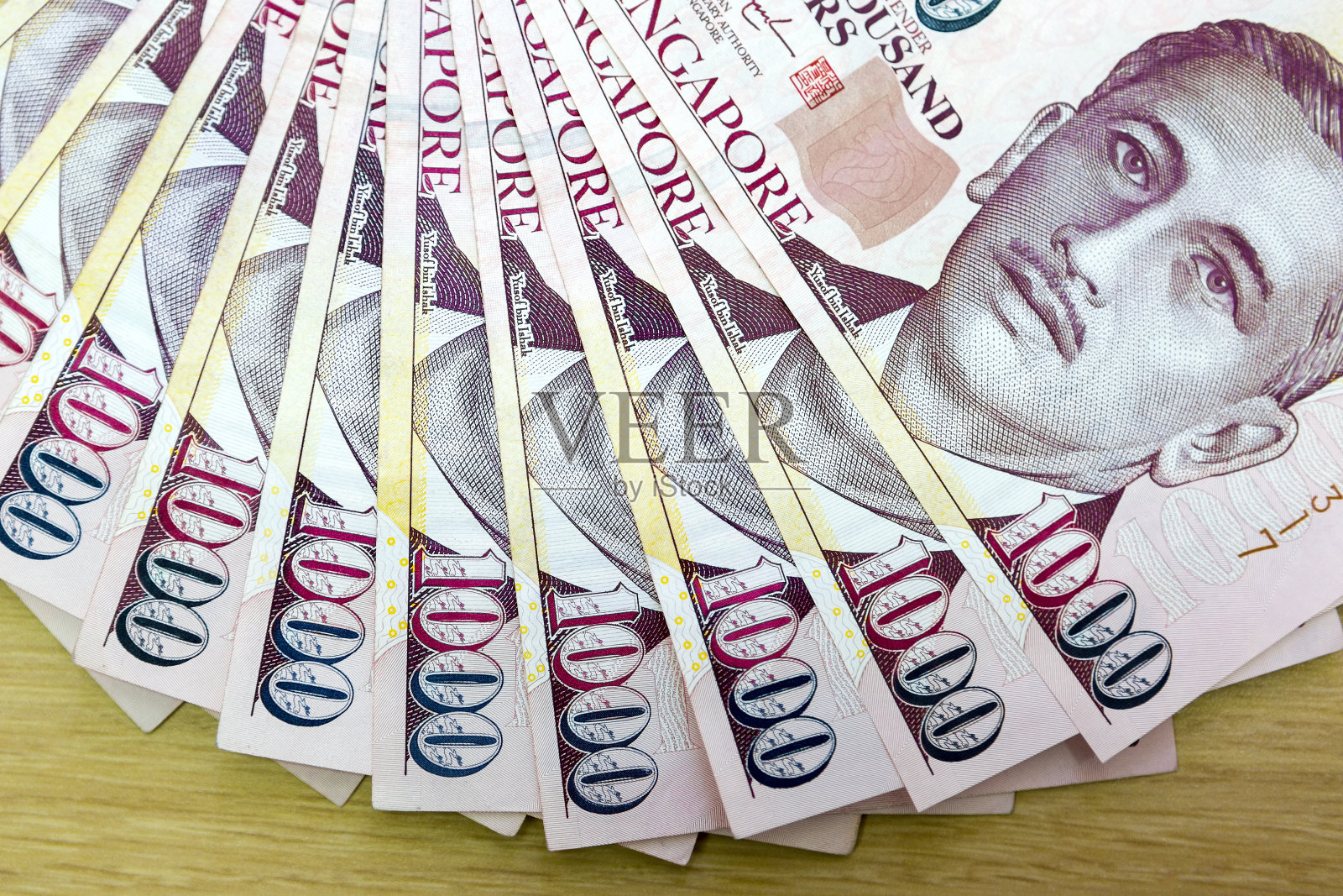 新加坡币千元钞票呈扇形展开，宏观特写照片摄影图片