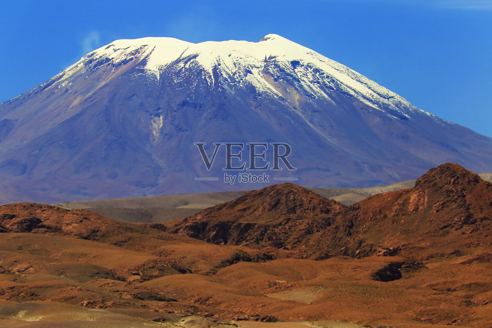 白雪皑皑的活火山，阿塔卡马沙漠火山景观-智利照片摄影图片