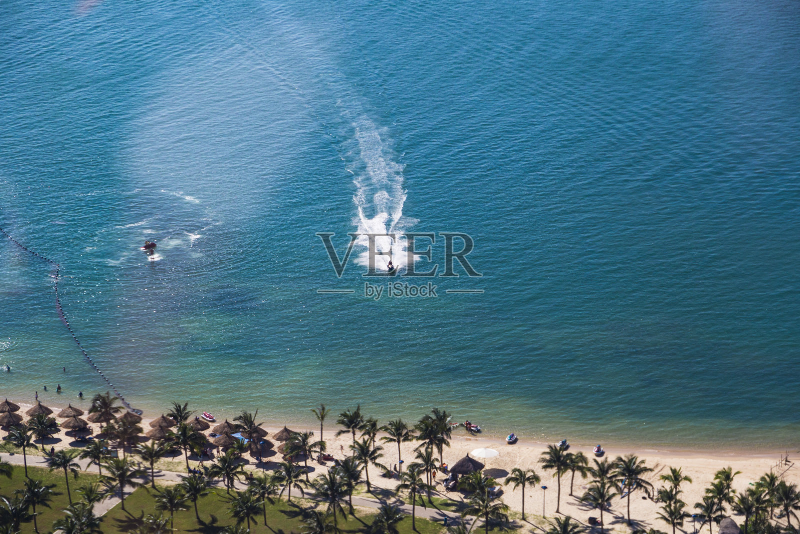 海滩活动:鸟瞰海岸附近的水上摩托艇照片摄影图片