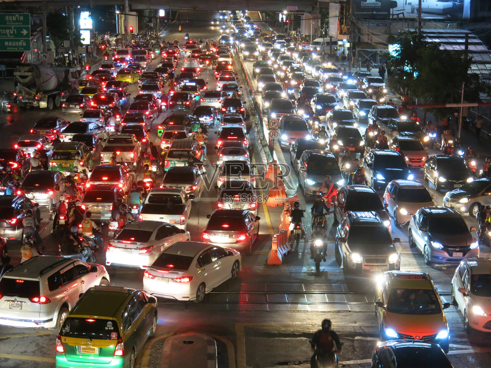 曼谷的夜间交通堵塞照片摄影图片