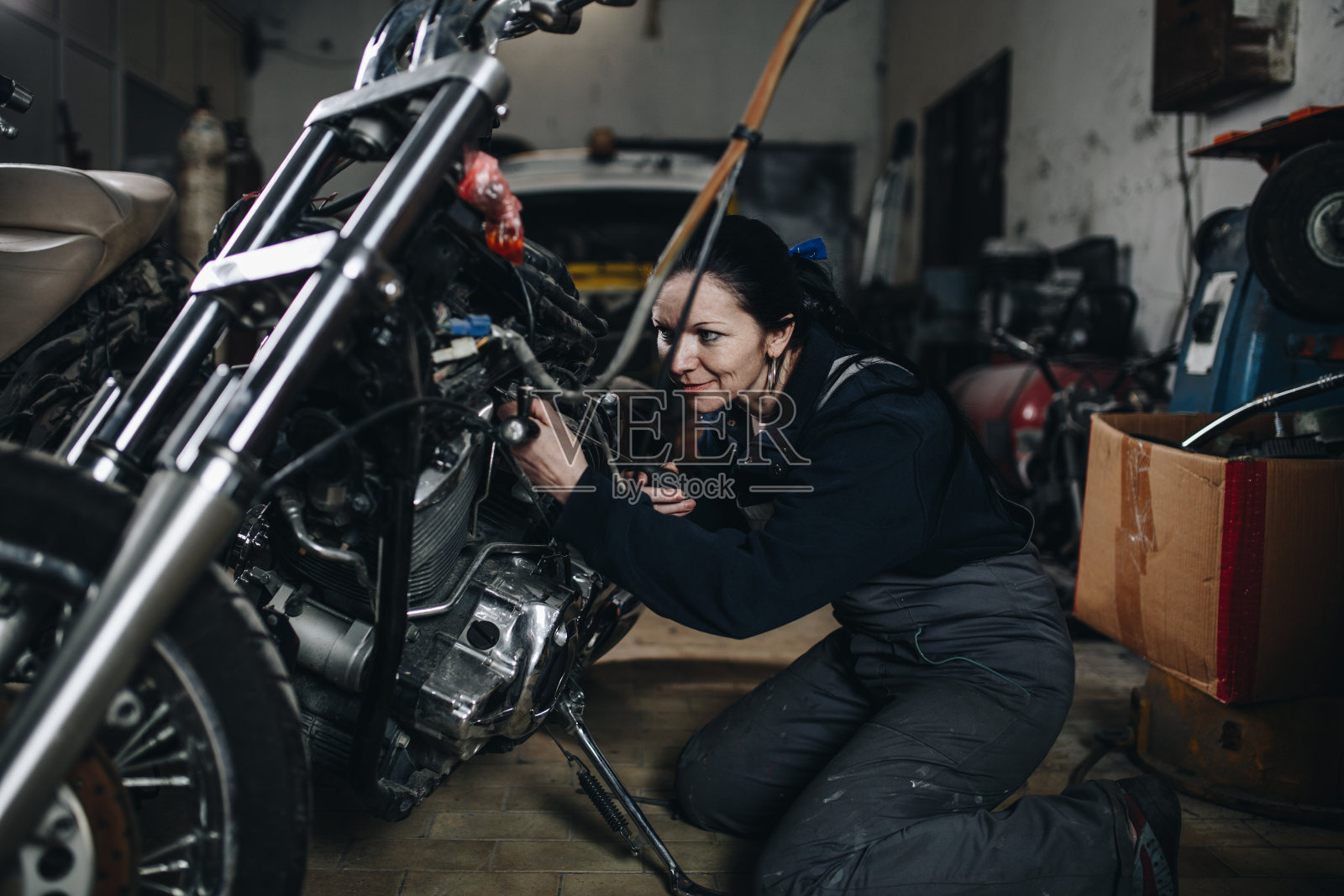 摩托车修理厂的工人照片摄影图片