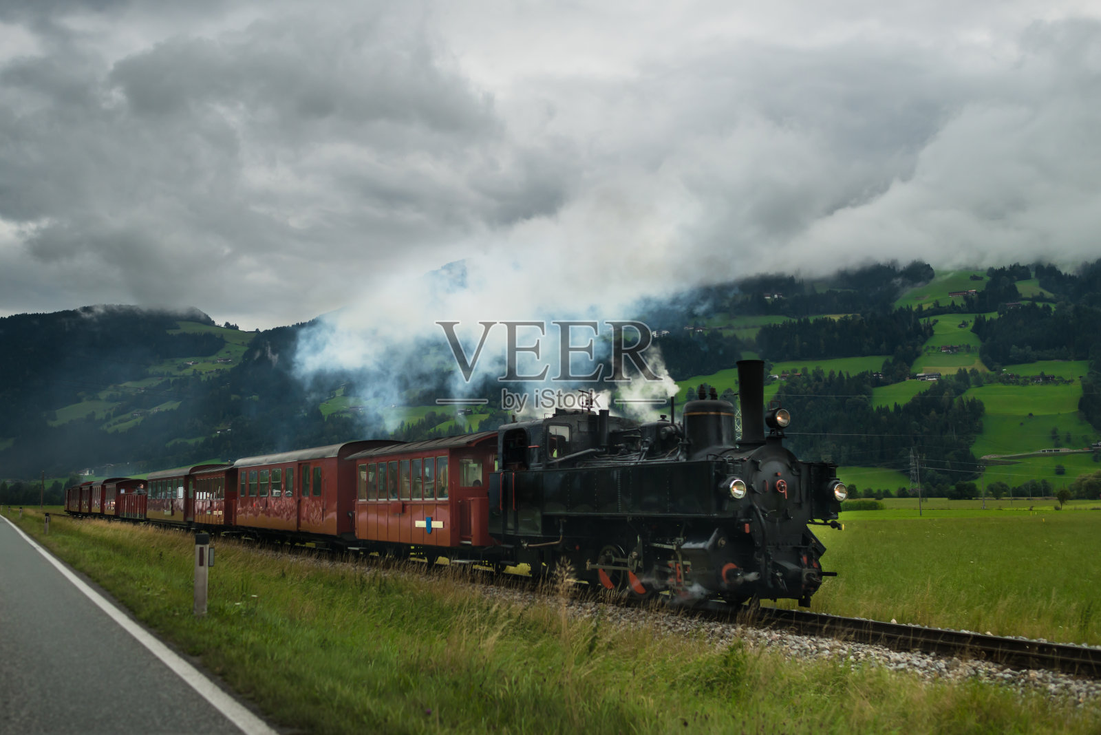 冒烟引擎的复古机车在阿尔卑斯山脉中前进照片摄影图片
