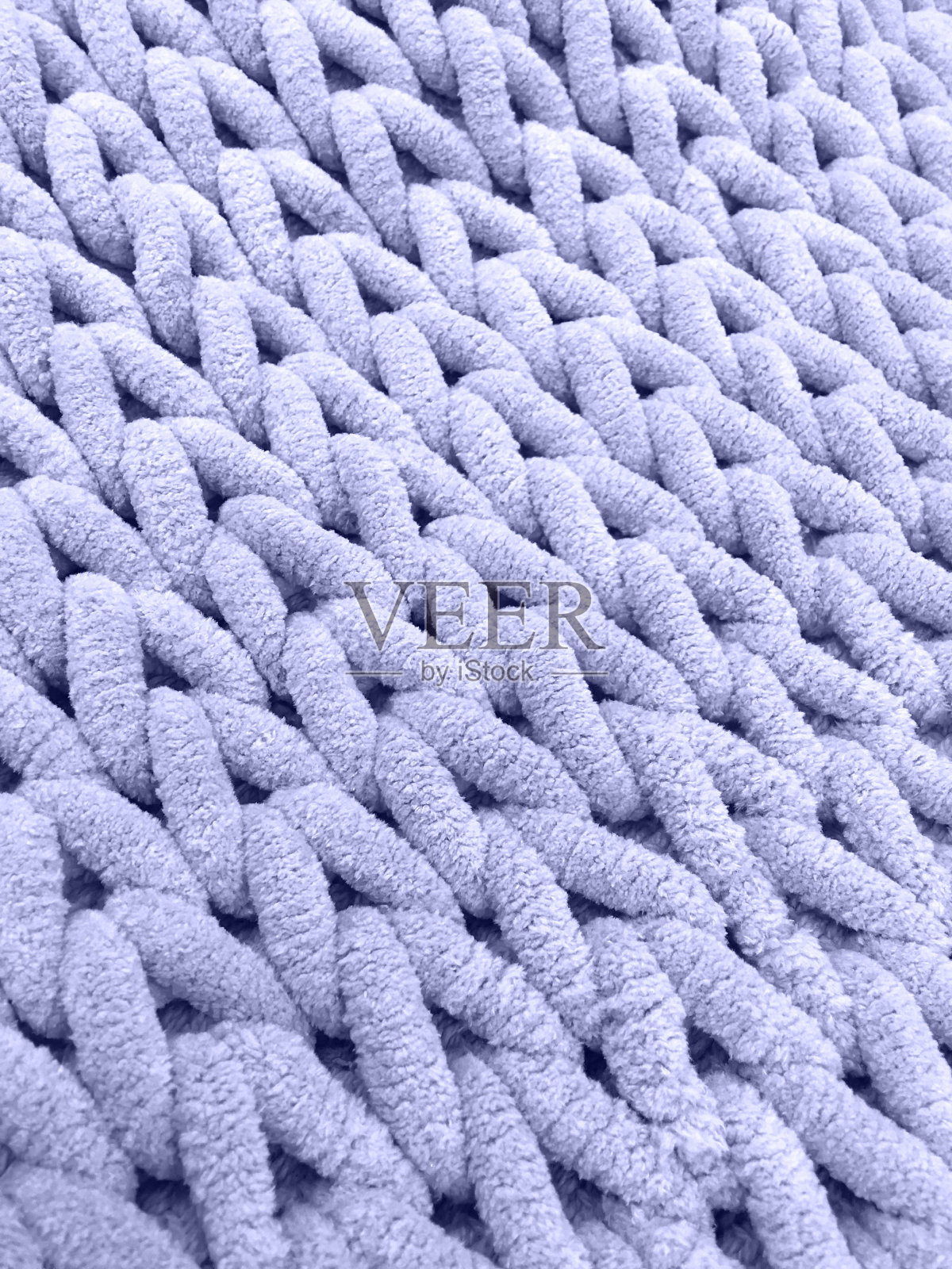 用粗软的紫罗兰色纱线编织而成。纺织品的背景。照片摄影图片
