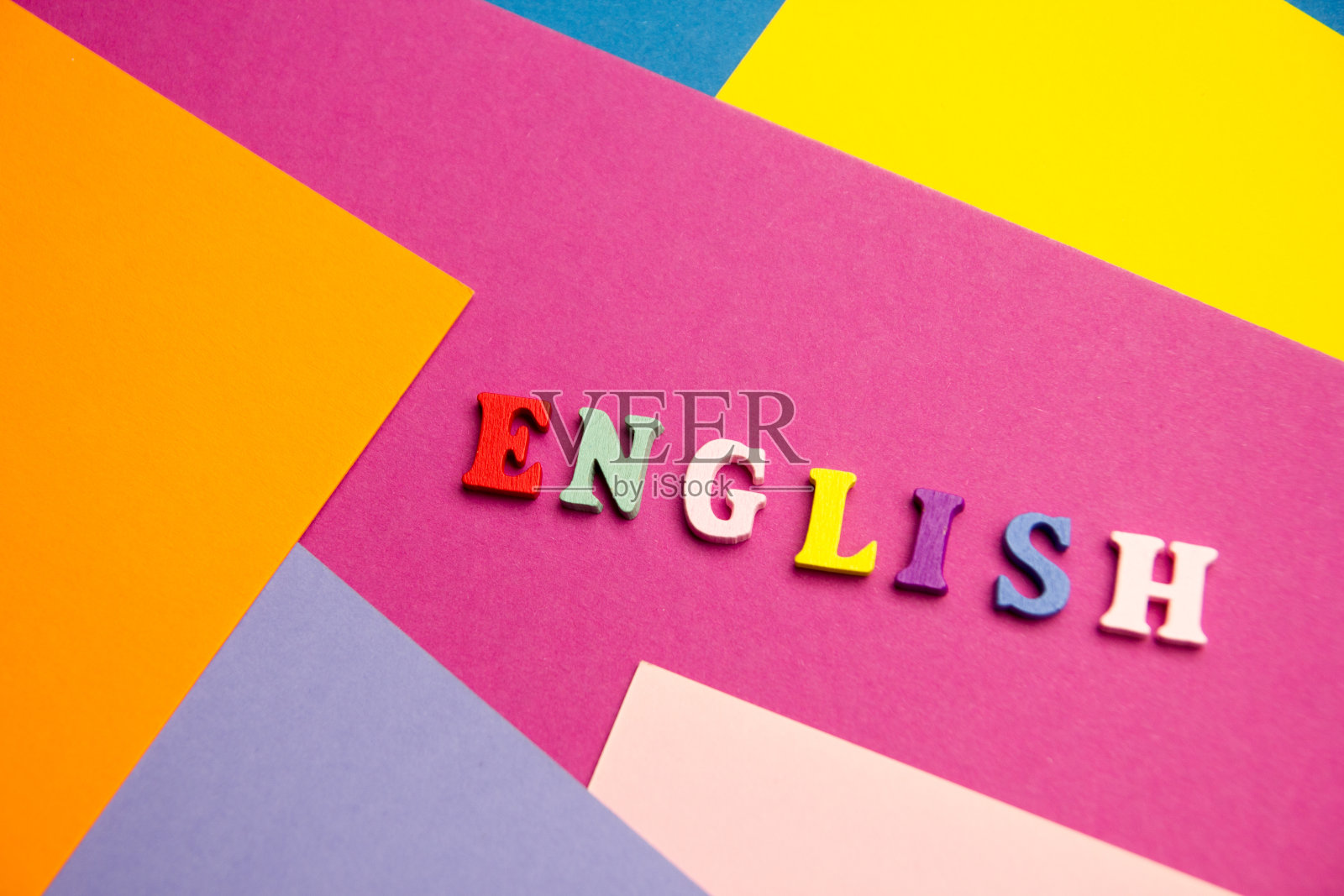 英文单词由彩色abc字母块木制字母组成，为广告文字复制空间。教育的概念。照片摄影图片