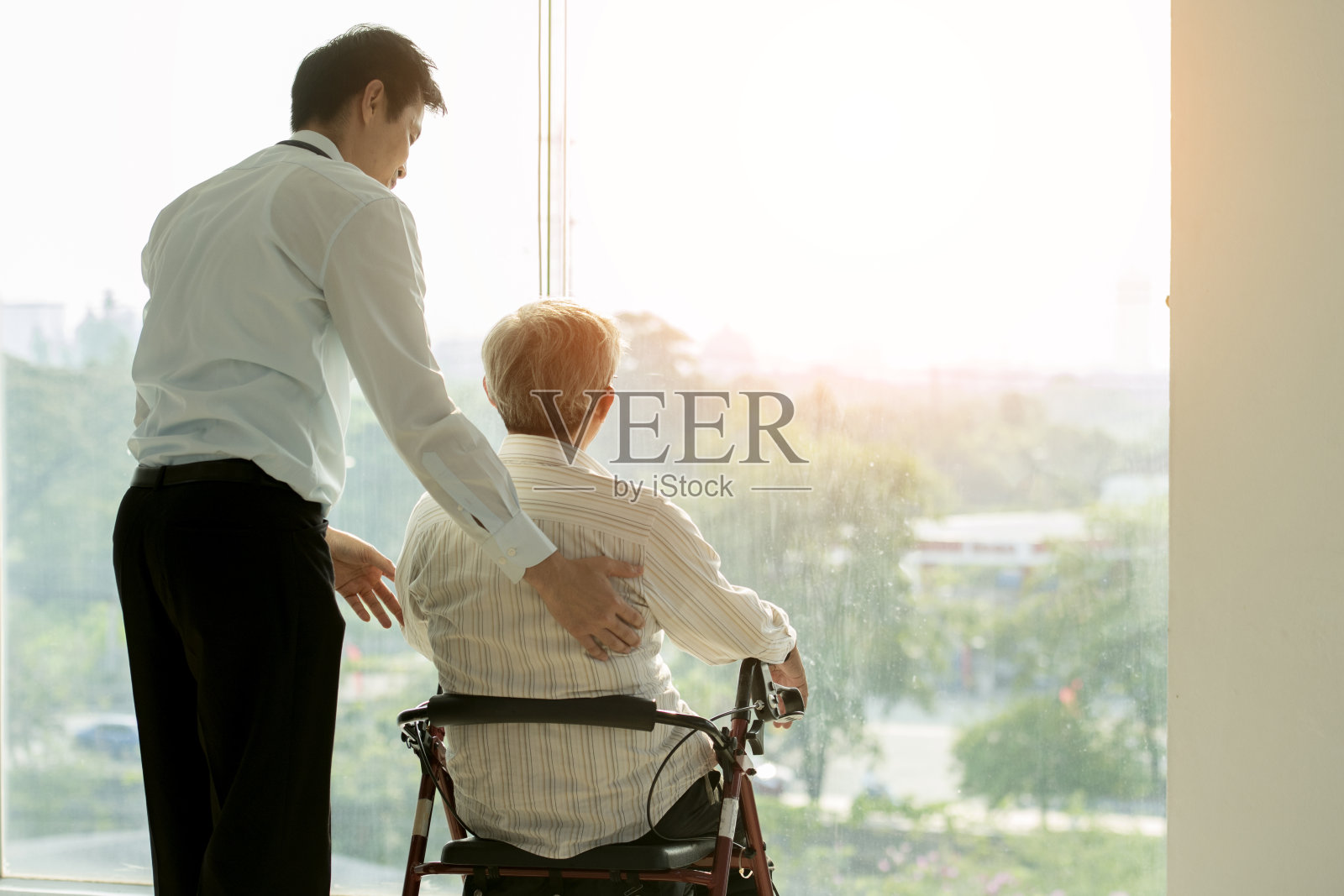 轮椅上的老人和医院医生的医疗保健和医疗概念的商业照片摄影图片