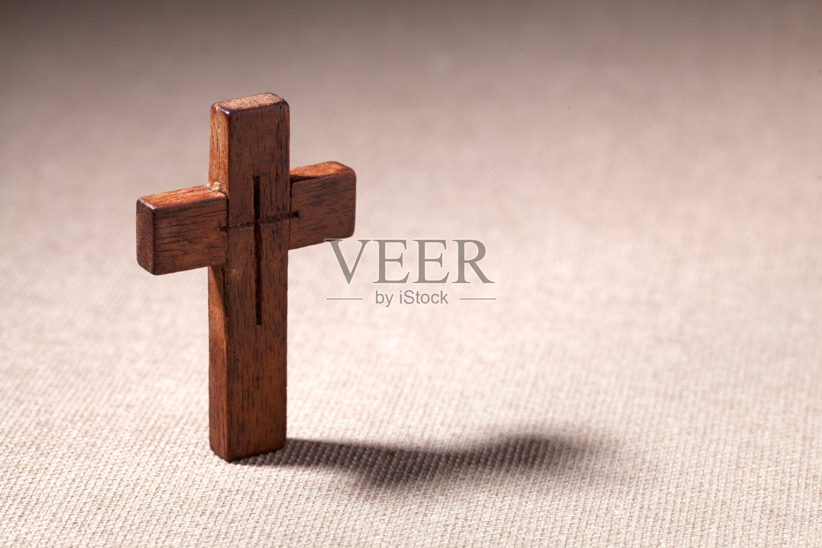 木制基督教十字架。照片摄影图片