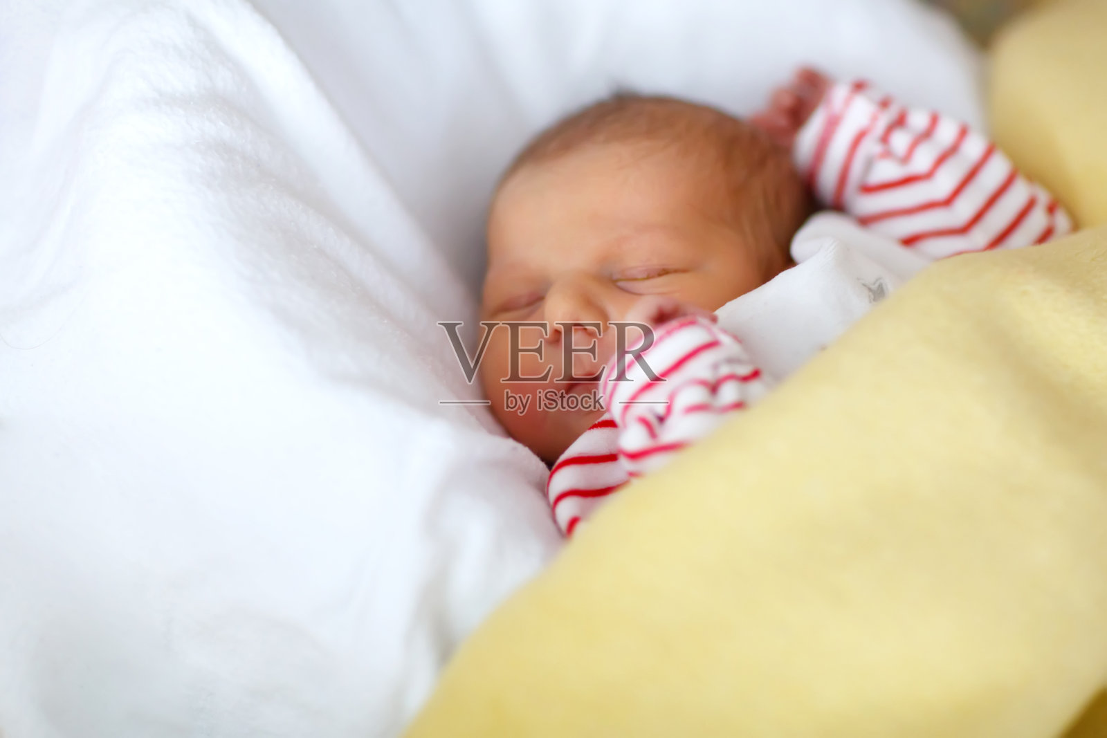 可爱可爱的新生女婴正在睡觉照片摄影图片