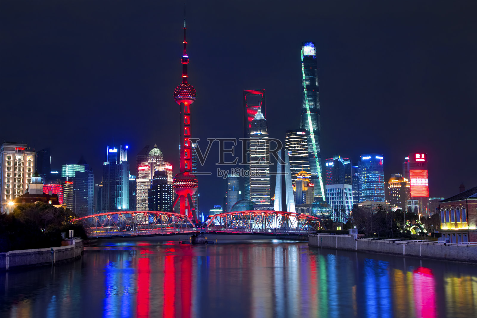 上海晚上的天际线照片摄影图片