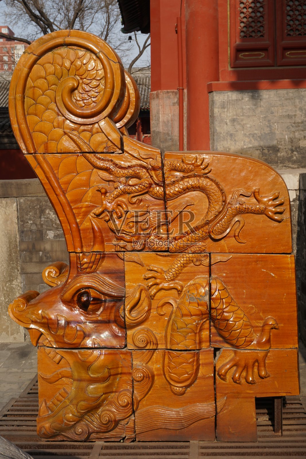 中国北京的一座寺庙里的木雕龙照片摄影图片