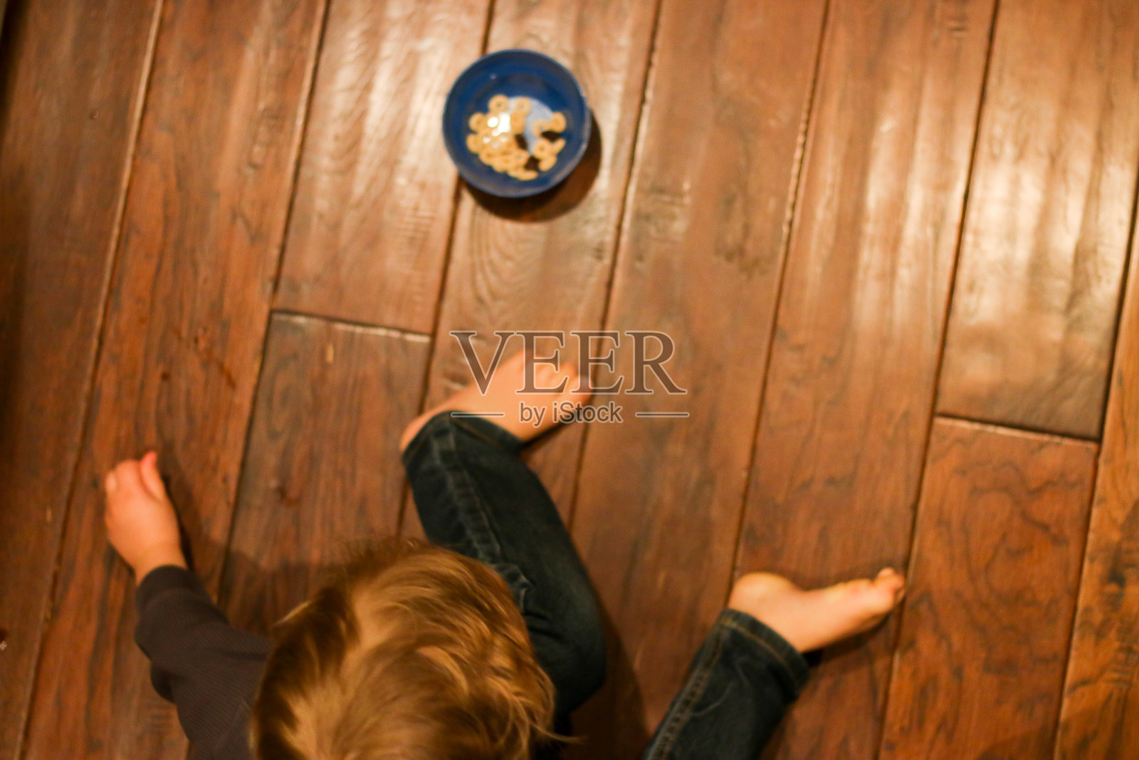 快乐的孩子在家庭厨房吃饭照片摄影图片