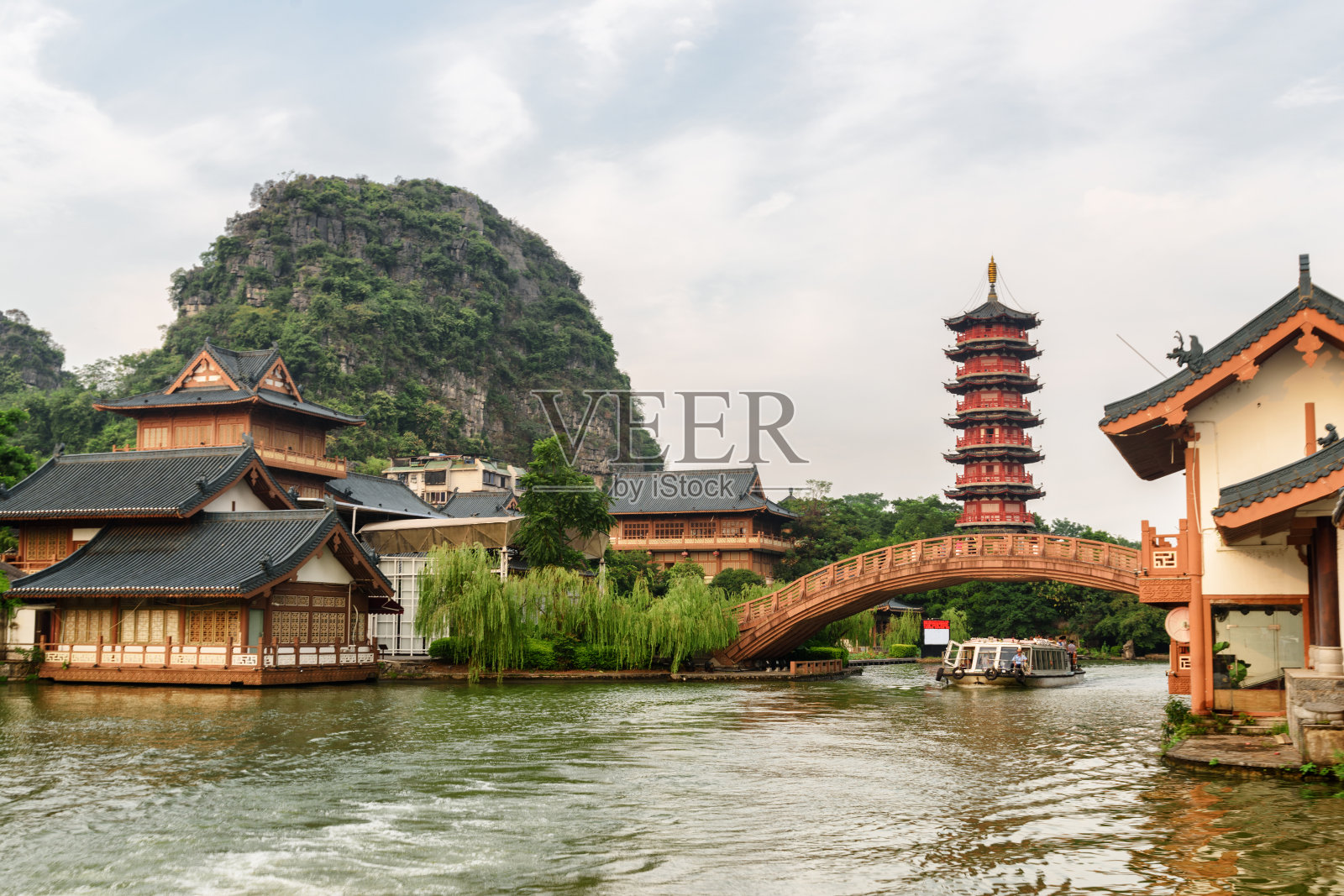桂林湖上的木屋和美丽的桥照片摄影图片