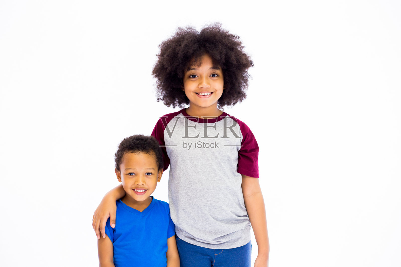 微笑的年轻非洲裔美国姐妹和兄弟孤立在白人背景照片摄影图片