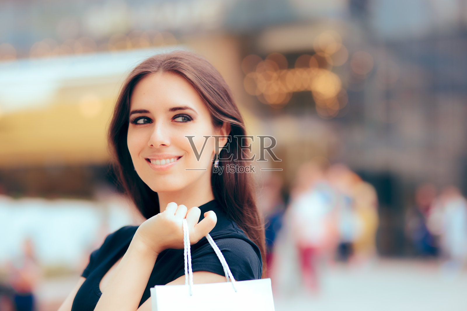 快乐的女人在购物中心前照片摄影图片
