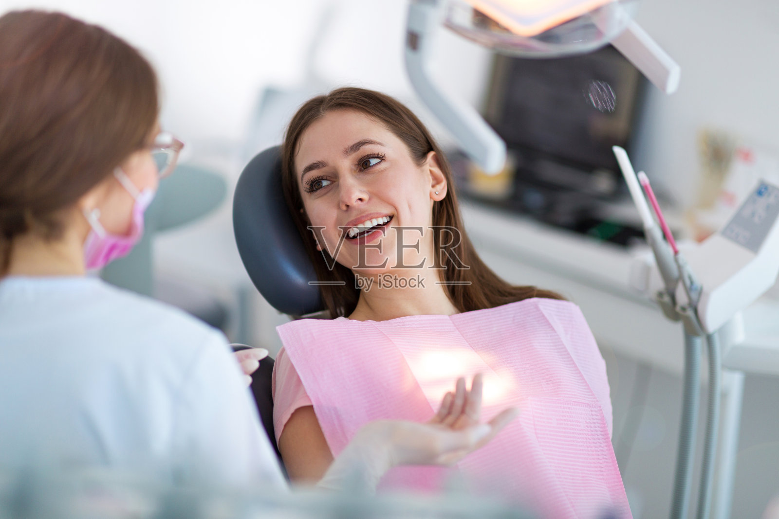 牙科诊所的牙医和病人照片摄影图片