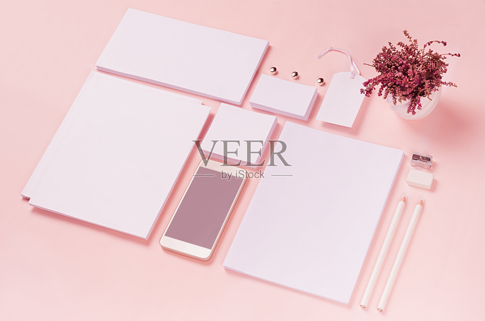 白色品牌文具，模拟场景在轻柔和的粉色背景，空白对象放置您的设计。照片摄影图片