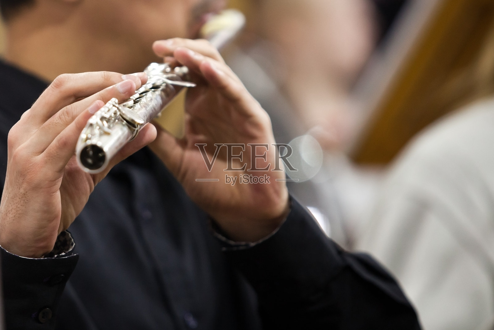一个音乐家手中的长笛碎片照片摄影图片