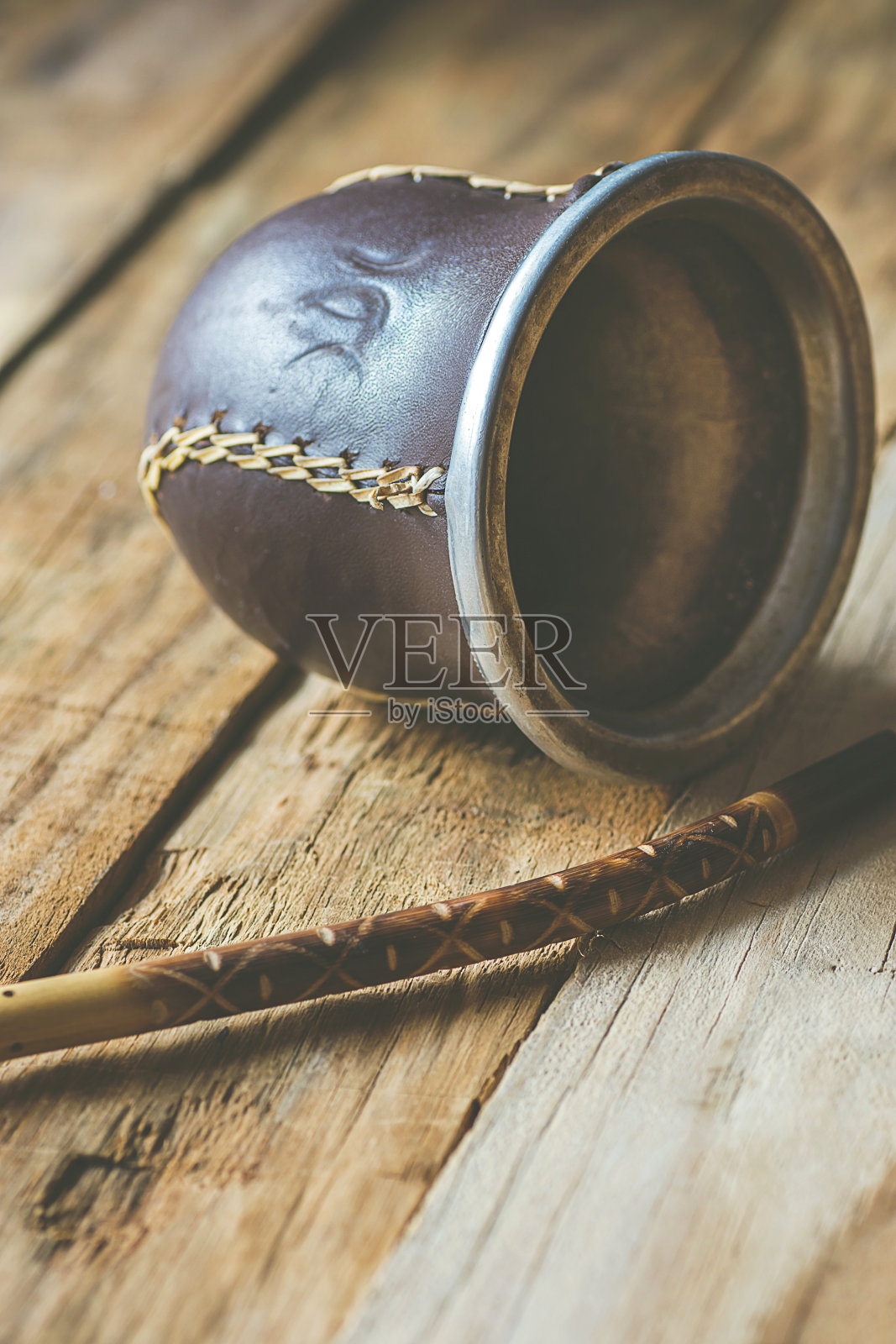 手工制作的手工茶皮葫芦与稻草风化木板木材背景。传统阿根廷拉丁美洲酿造杯。真实气氛拷贝空间。健美的照片摄影图片