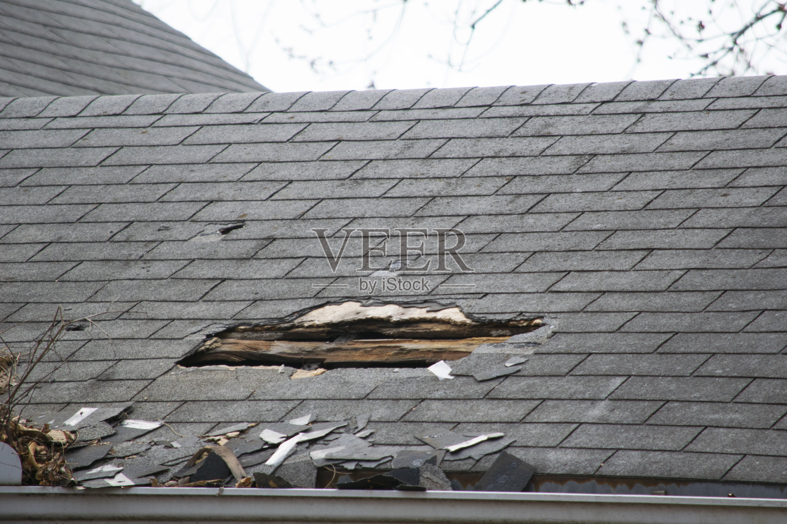 房屋上破损的旧屋顶瓦片照片摄影图片