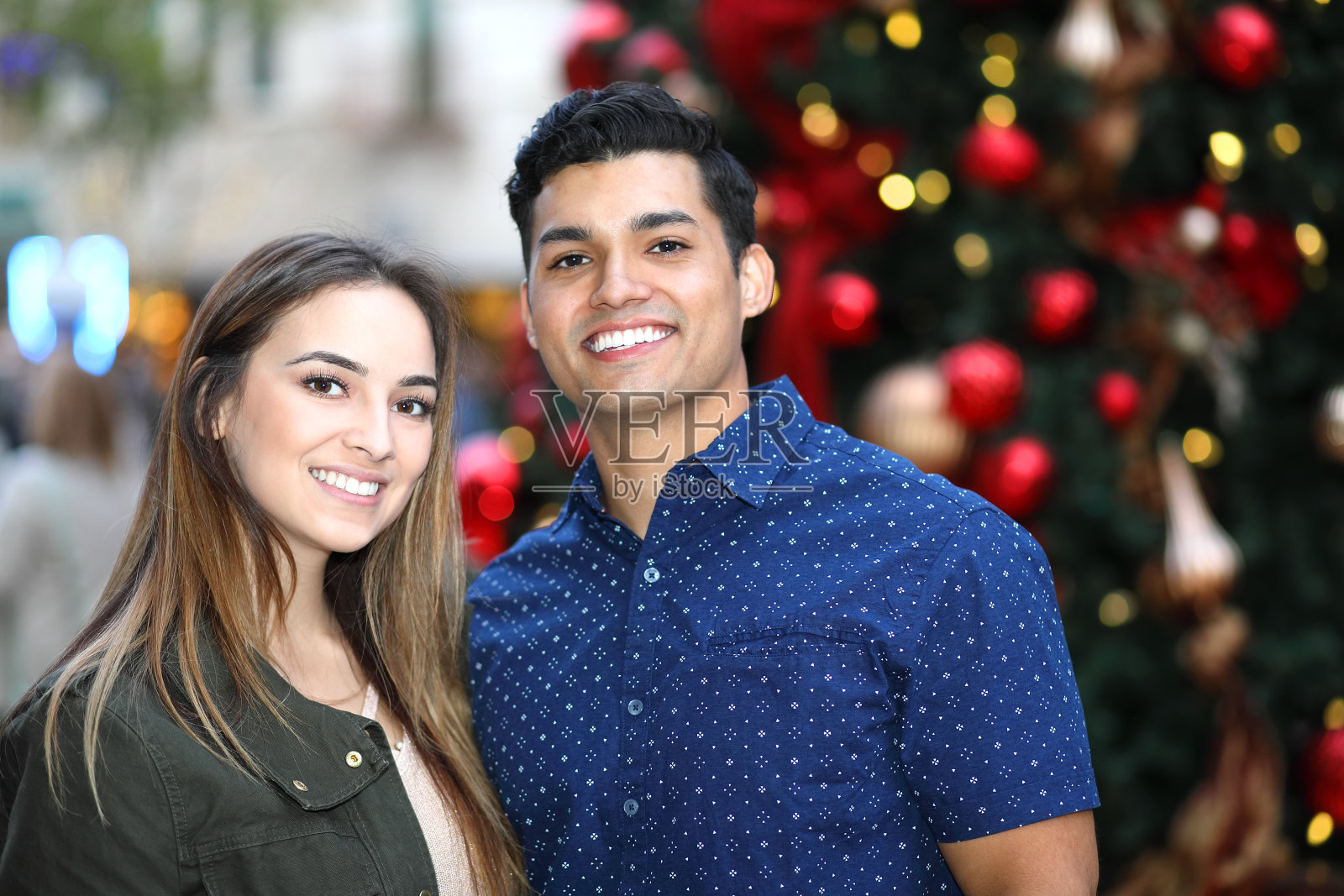 一对夫妇在圣诞树左横向照片摄影图片