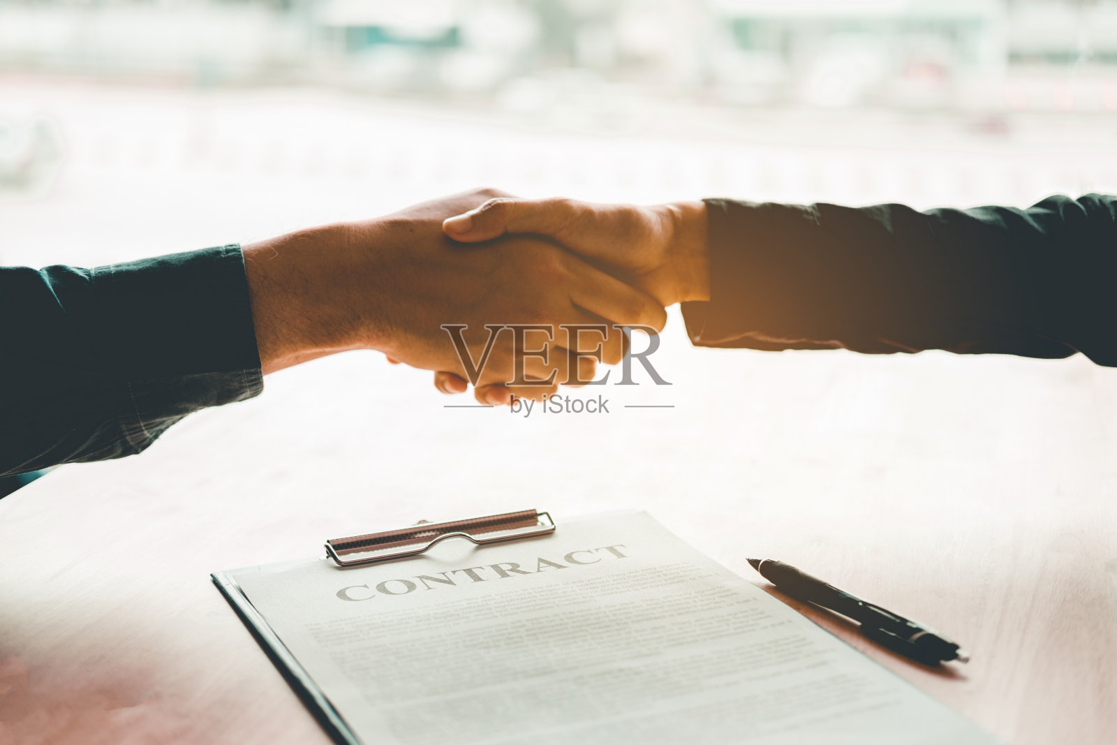 商务人士在协商两个同事之间的合同握手照片摄影图片