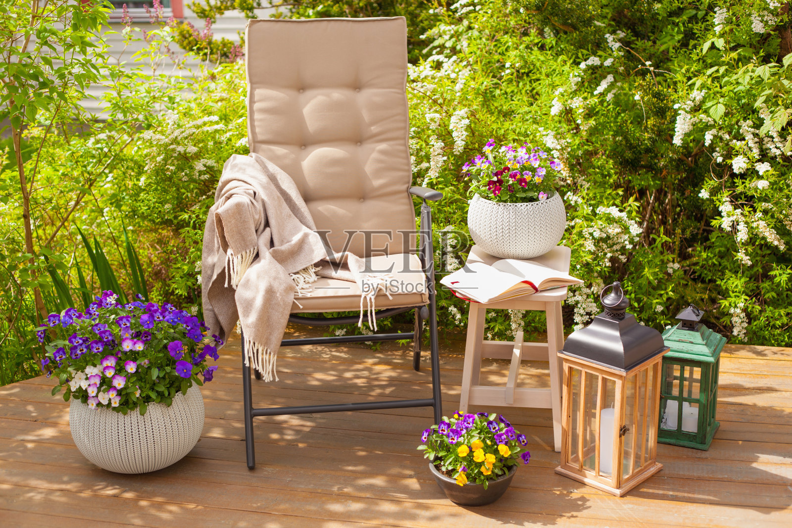 露台上的花园椅子和三色堇花照片摄影图片