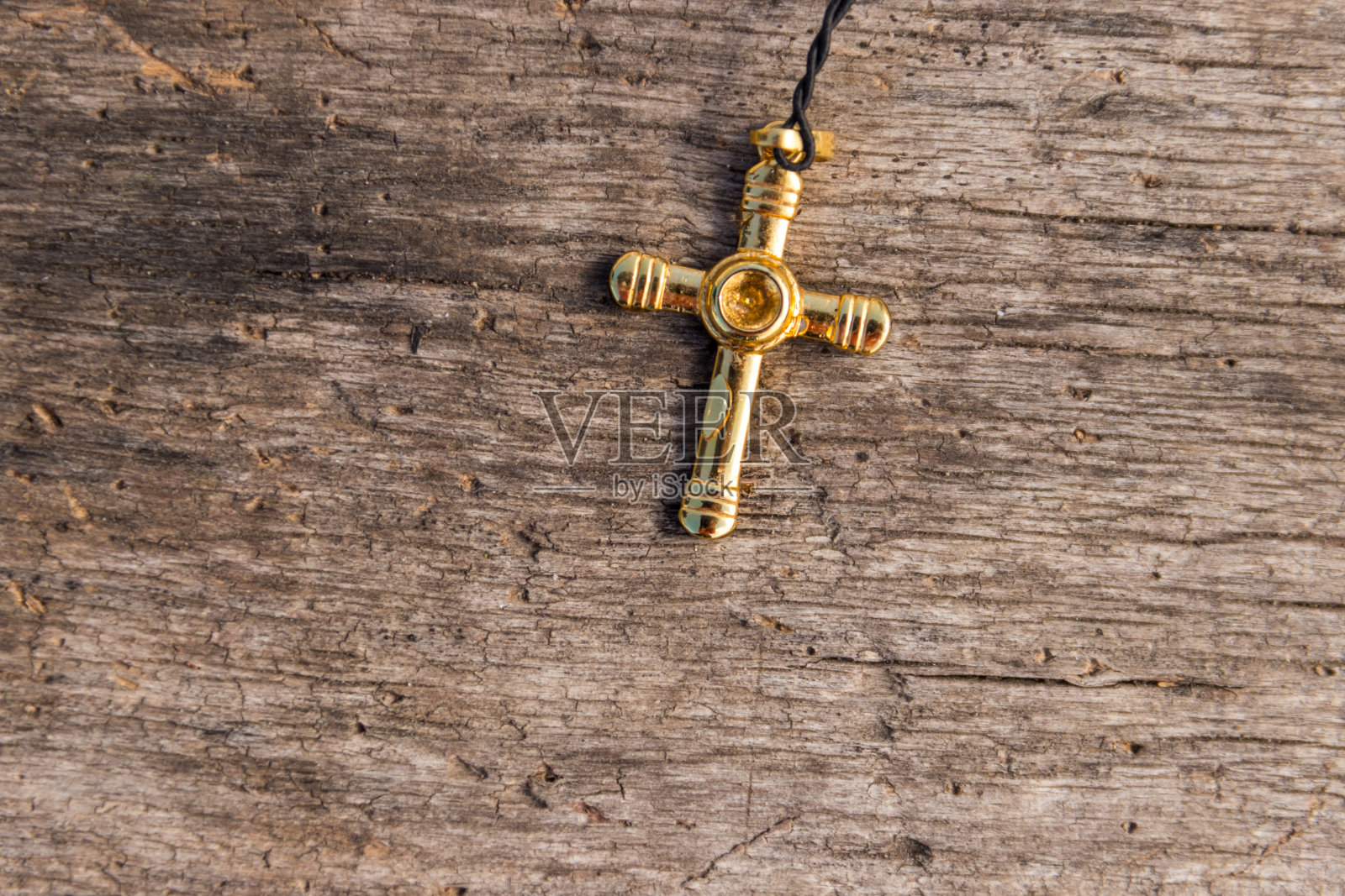 小基督教金十字架在乡村木制背景照片摄影图片