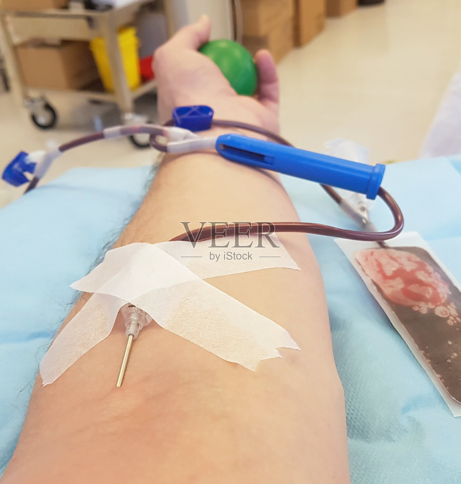 真正的献血是在医院用针头扎进皮肤里照片摄影图片