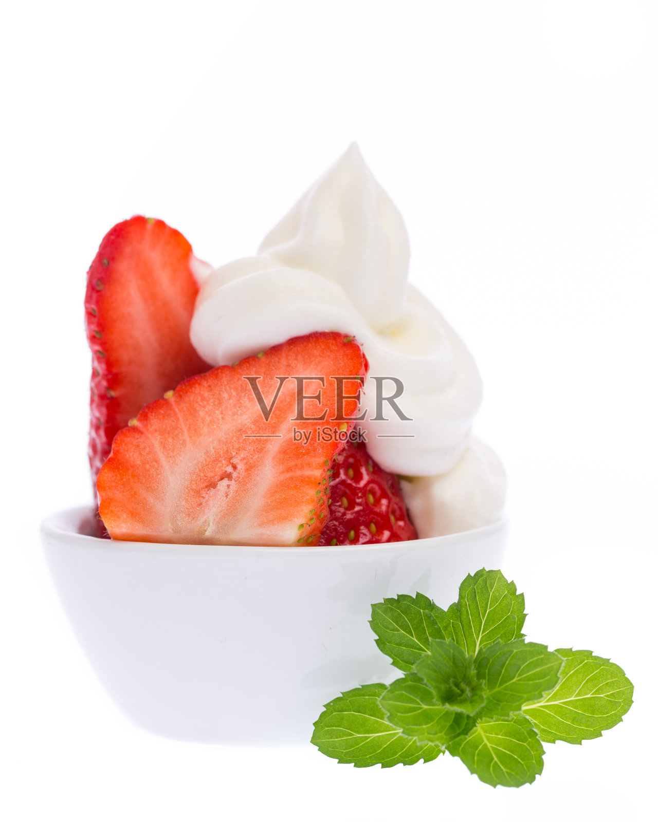 草莓与掼奶油和薄荷正面视图孤立在白色背景照片摄影图片