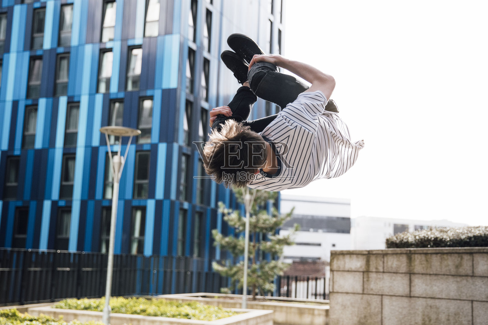 在城市里翻筋斗的Freerunner照片摄影图片