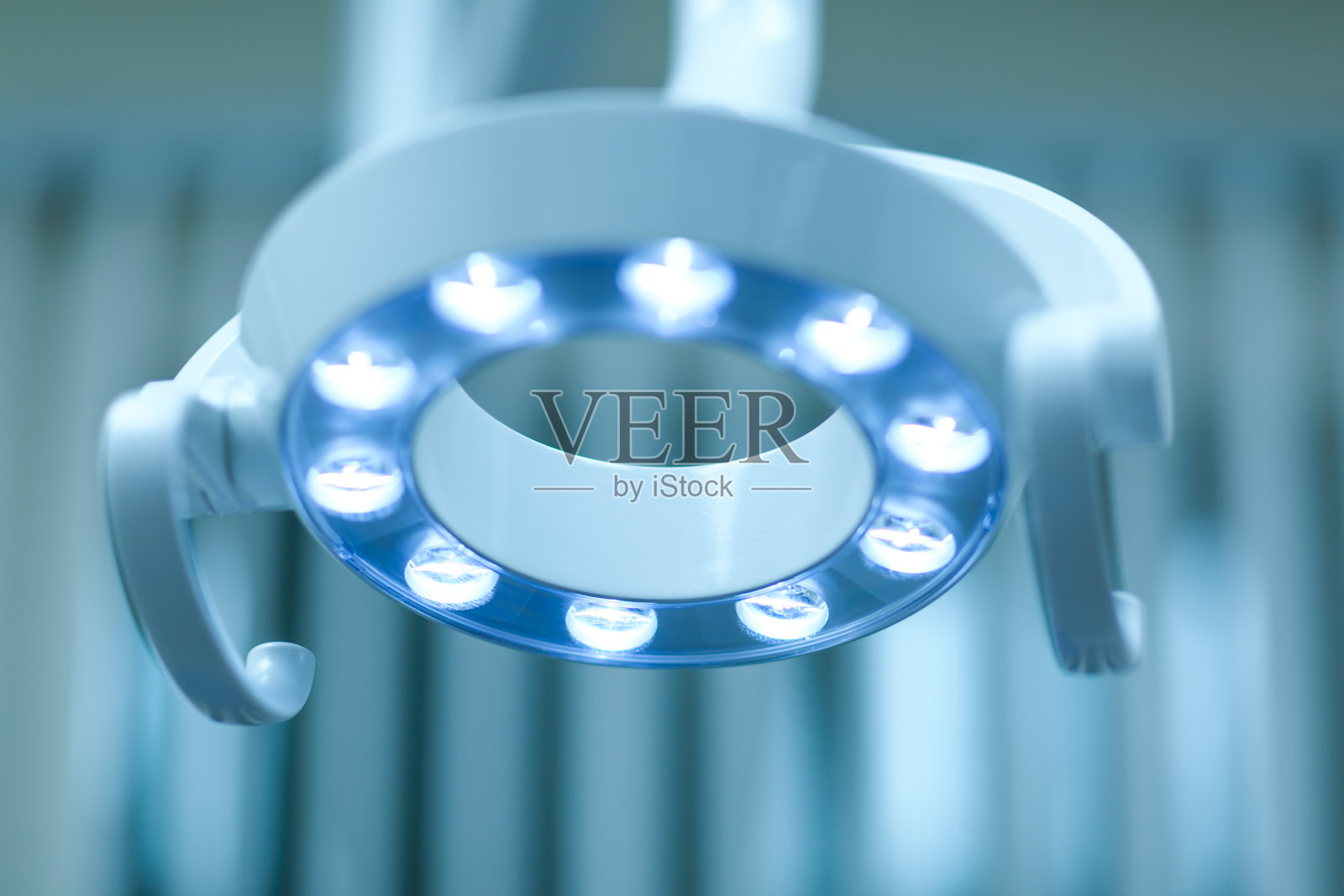 手术室的大灯。牙科诊所的现代牙科灯。靠近头顶上的牙科或医疗检查灯，选择性聚焦于灯的led。现代临床新技术。照片摄影图片