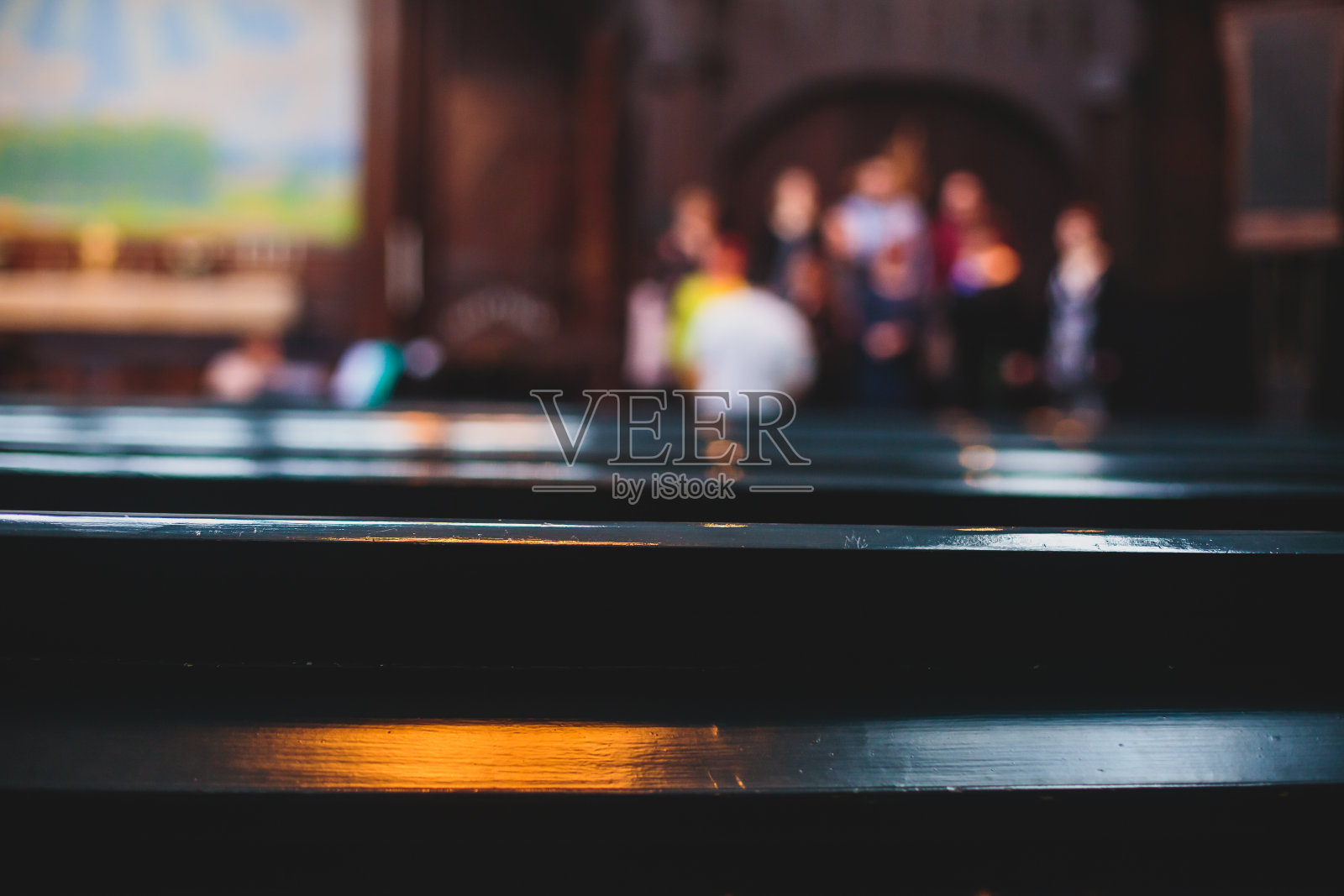以教堂唱诗班为背景的天主教路德大教堂内部照片摄影图片