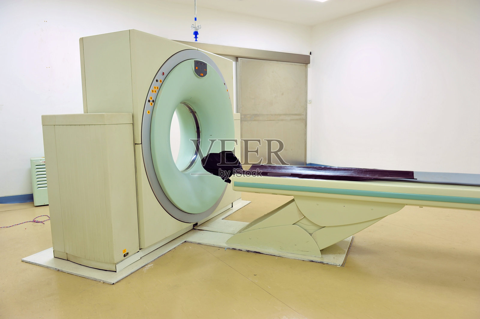 CT(计算机断层扫描)扫描器在医院实验室照片摄影图片