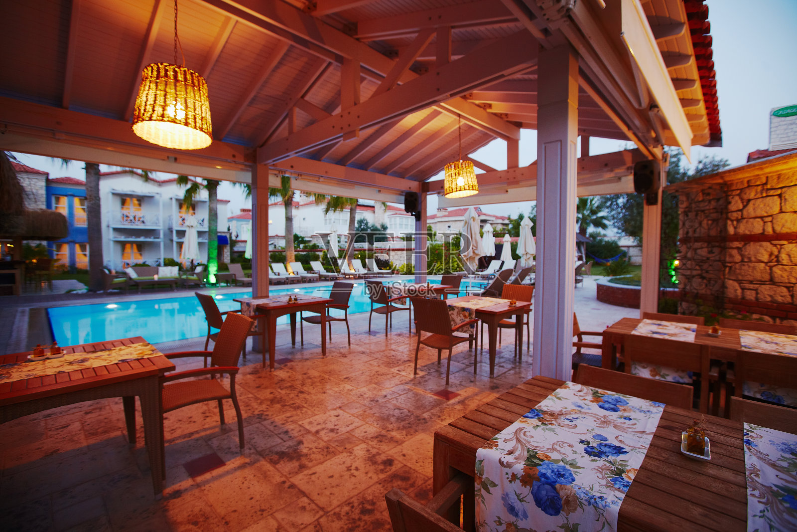 傍晚舒适的小地中海精品酒店泳池与躺椅，放松照片摄影图片