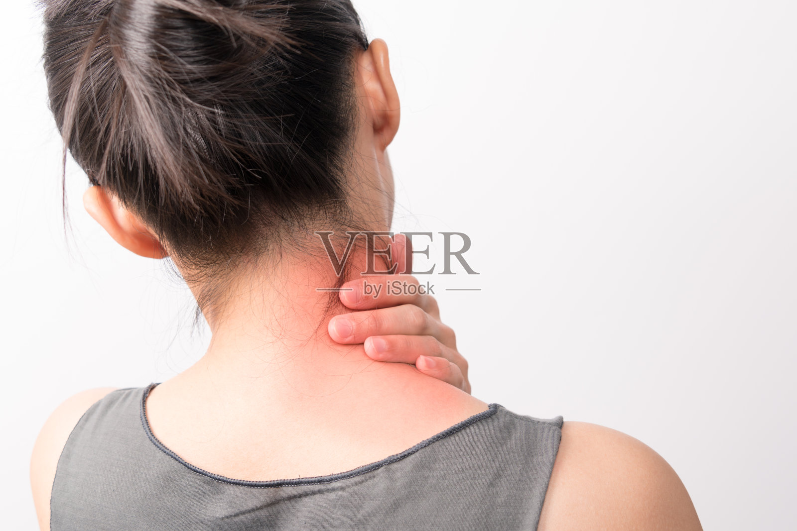 特写女性颈部和肩部疼痛/受伤与红色高光疼痛区域与白色背景，医疗保健和医疗概念照片摄影图片