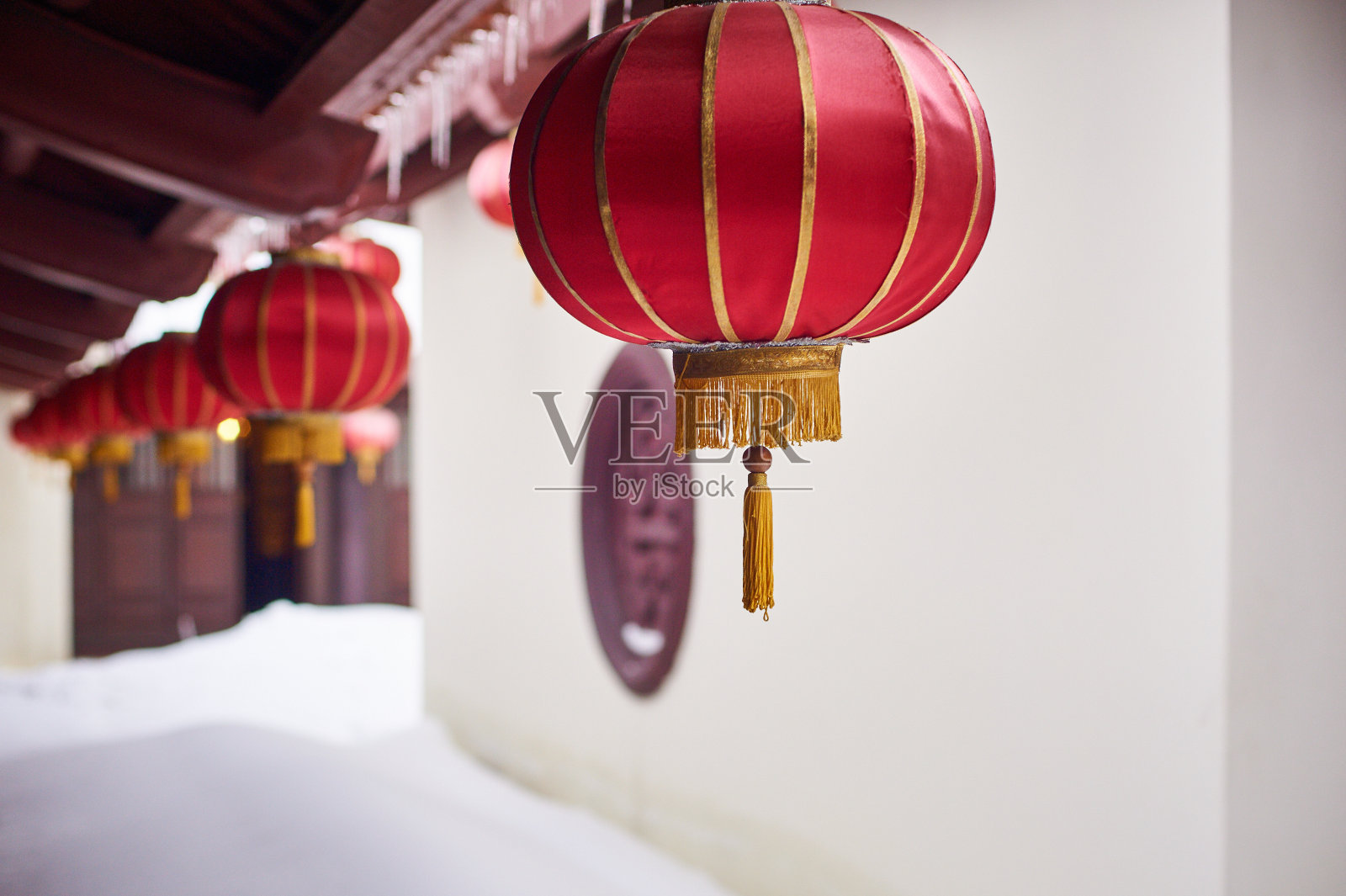 冬天越南佛教寺庙里的红灯笼照片摄影图片