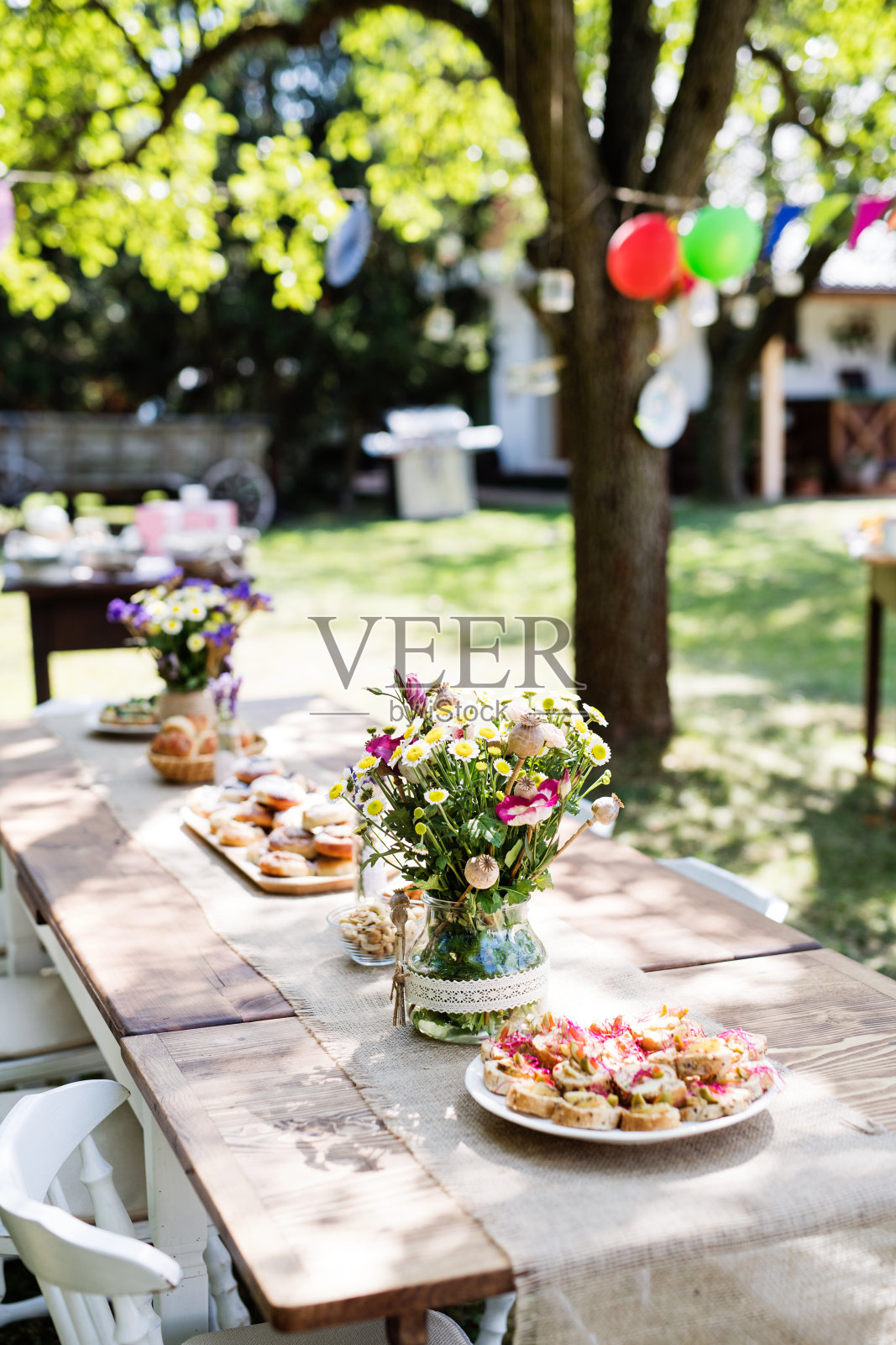 为户外游园会或庆典准备的餐桌。照片摄影图片